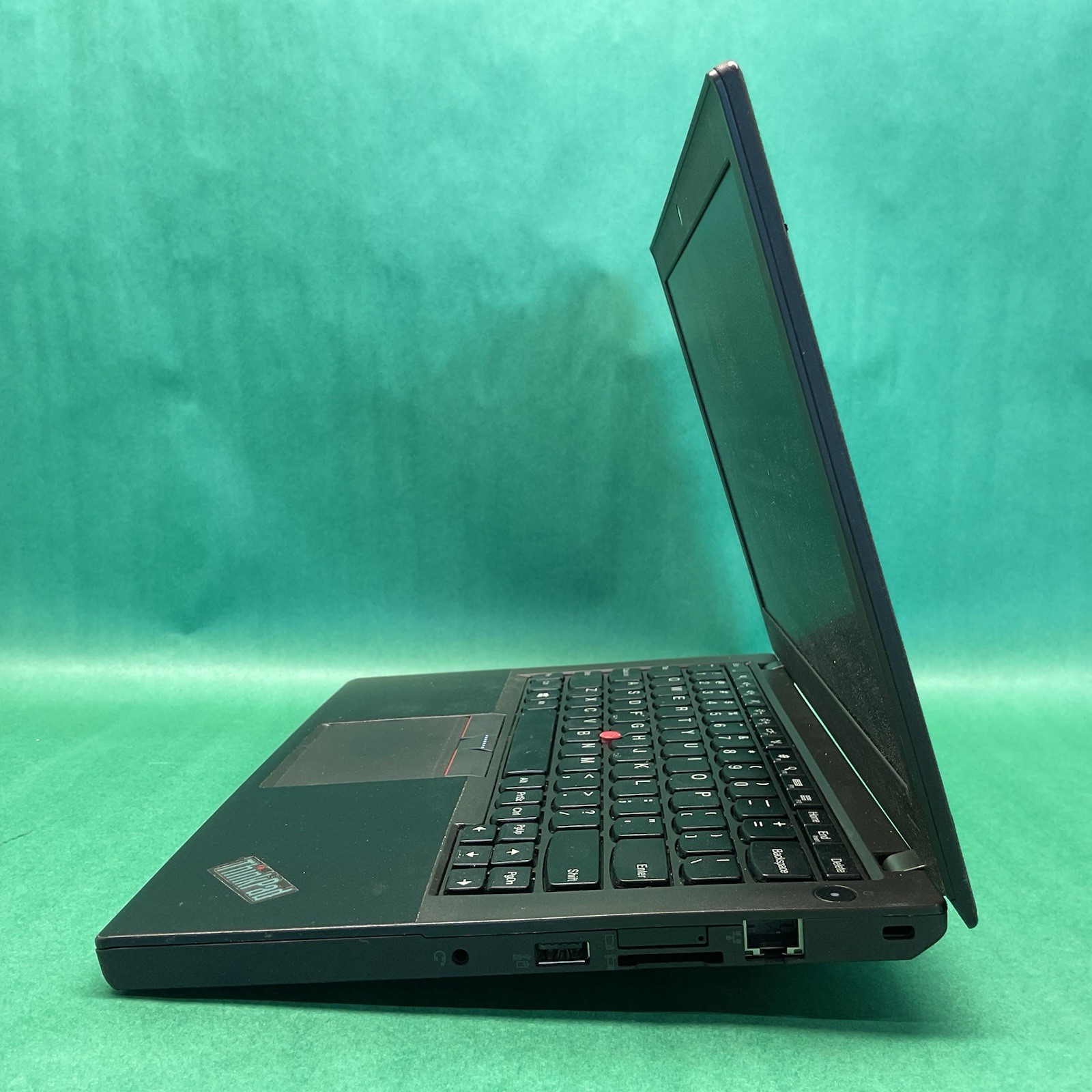 Lenovo Thinkpad x260 – Powers On – NO HARD DRIVE- Untested