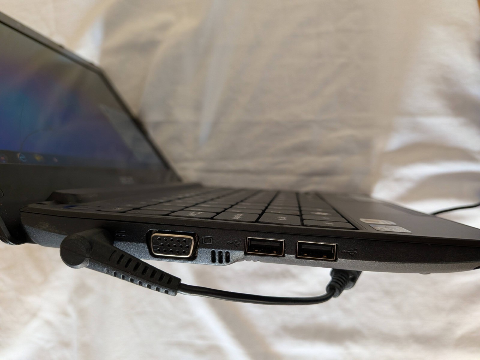 Acer Aspire One Blue D255E Laptop Atom N455 1GB RAM 250GB HD Windows 7 Works!