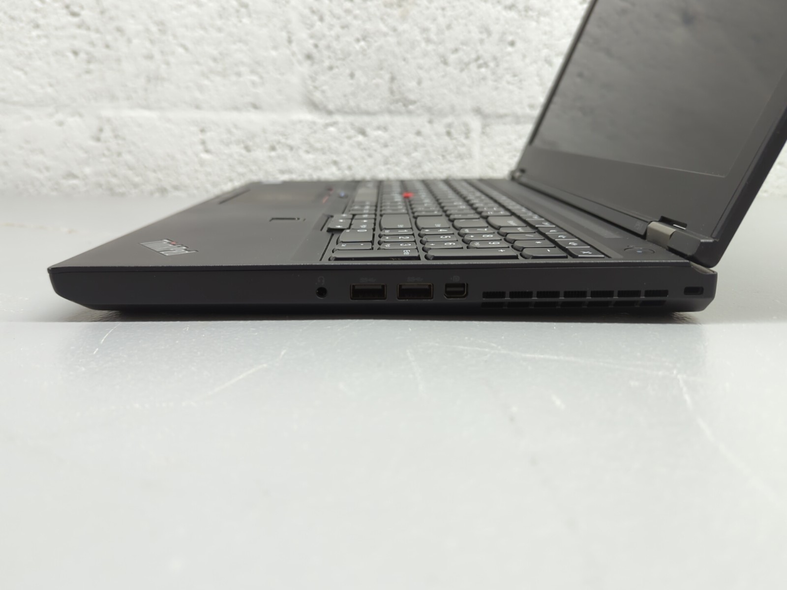 Lenovo ThinkPad P51 15.5″ i7-7700HQ NO RAM NO SSD Quadro M1200