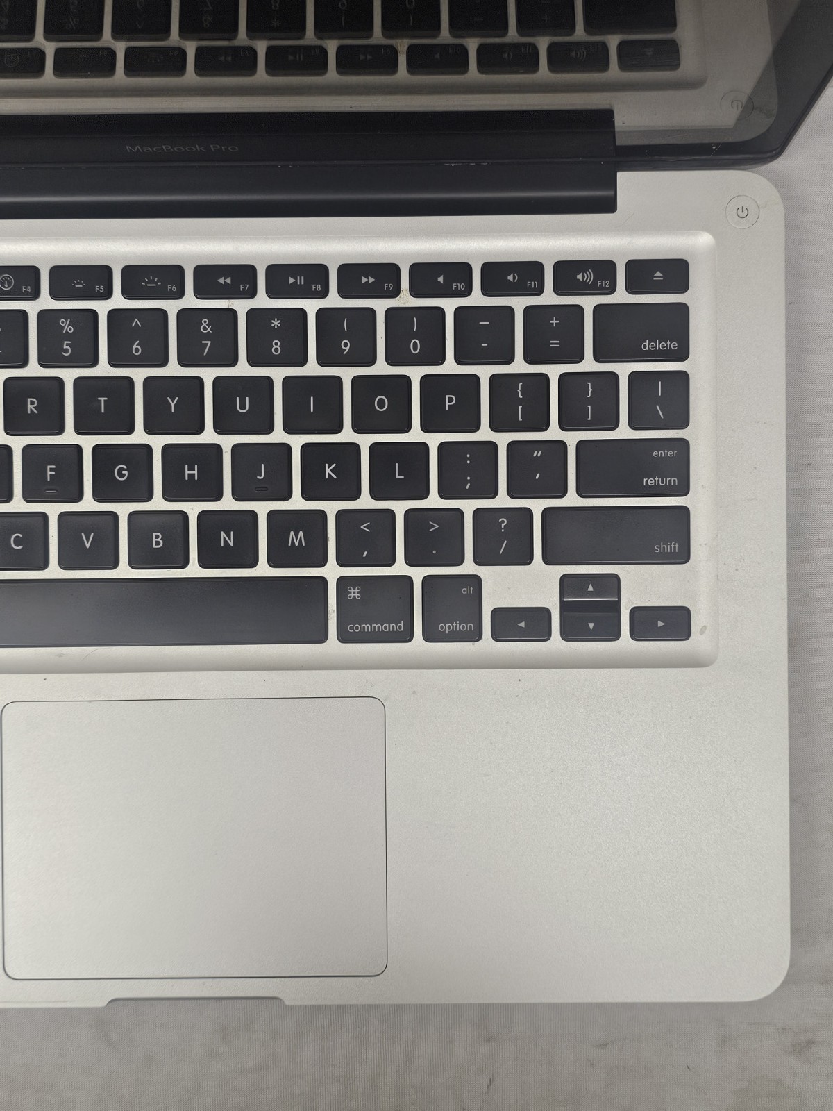 Apple MacBook Pro Laptop – Intel Duo P8700 – 4GB RAM – 256GB – Linux Mint