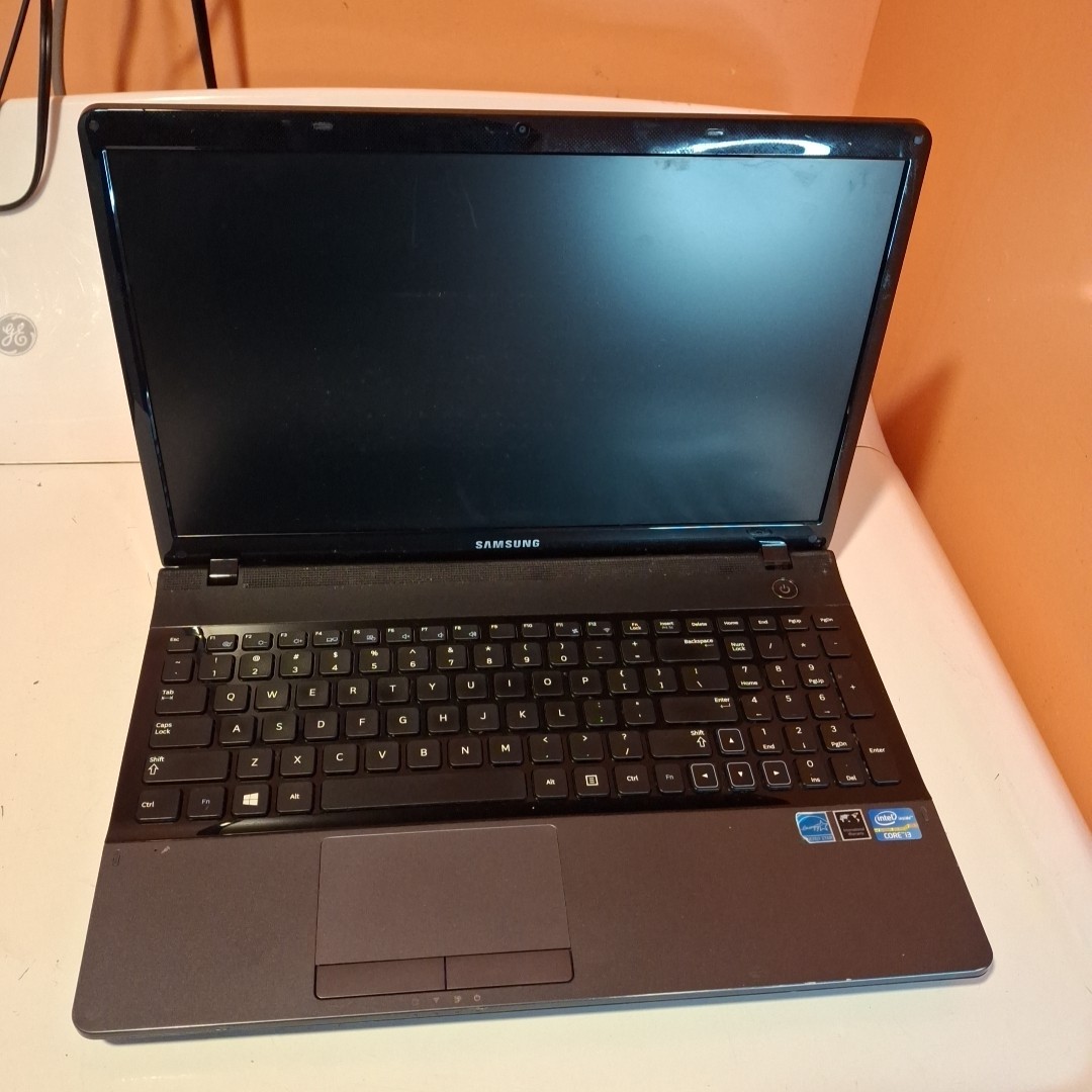 Samsung NP300E5C-A07US Laptop 15.6″ LCD Core i3-2370M HDMI USB 4GB RAM For Parts