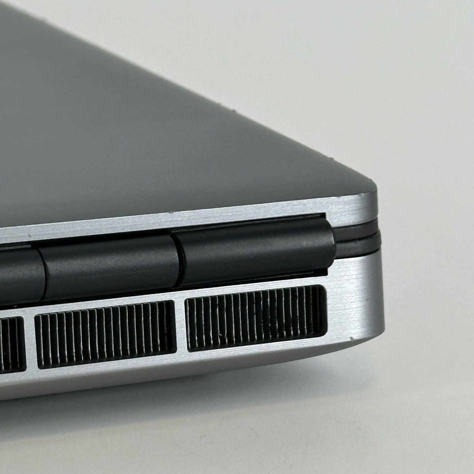 Dell Precision 7550 15.6 FHD i5-10400H 16GB 256GB SSD Quadro T1000 – BENT FRAME
