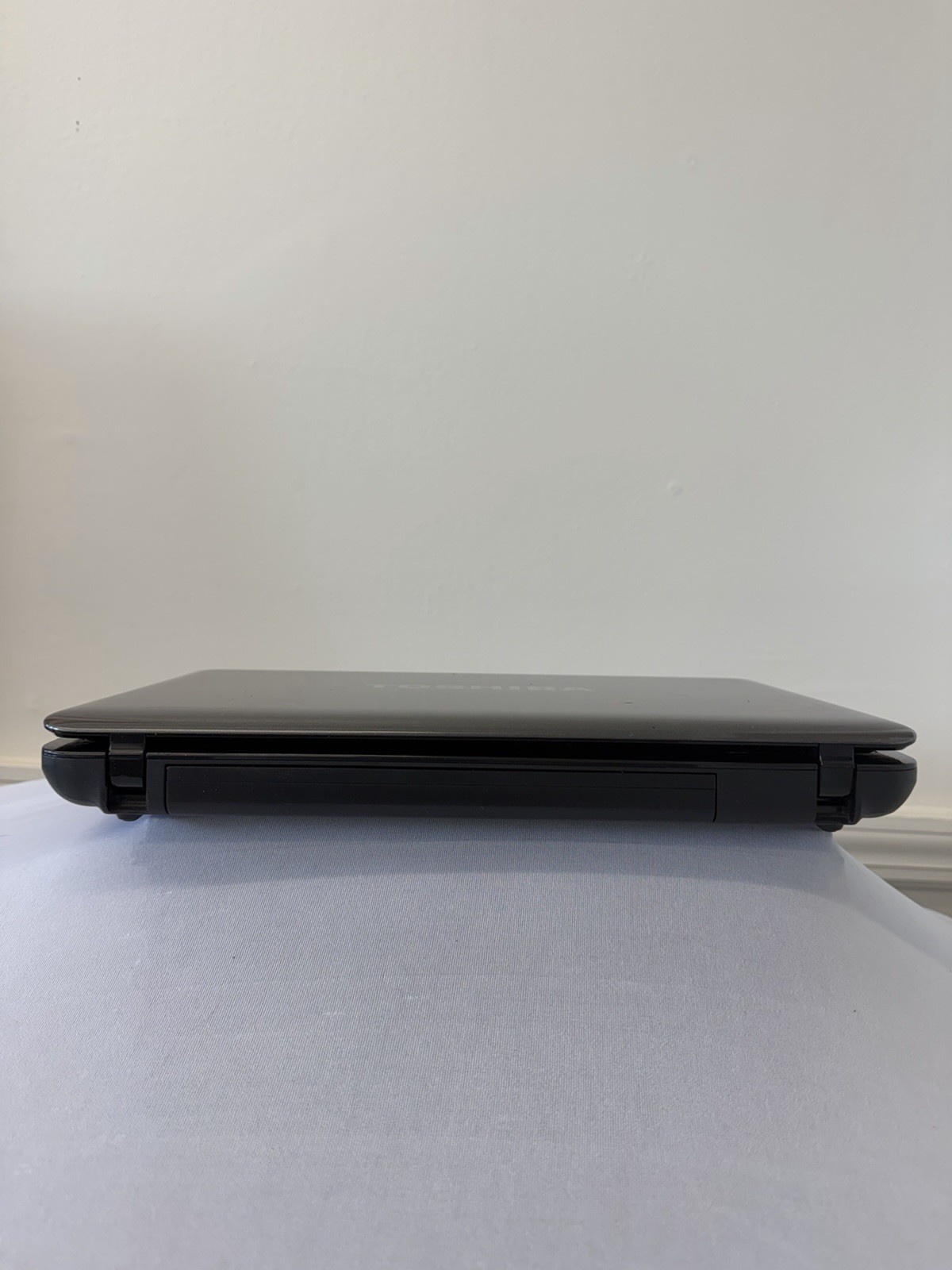Toshiba Satellite L645D-54056 Laptop – Good Screen – CPU Unknown – Read Des