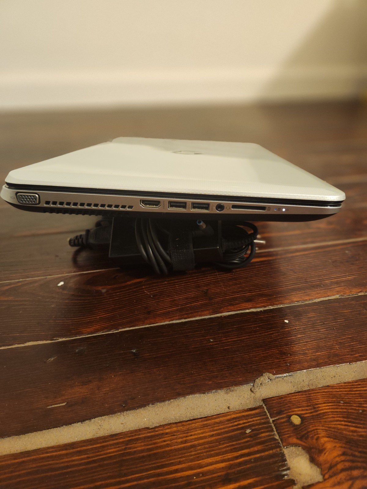 HP Pavilion 17″ Notebook Intel Core i5 8th Gen Silver Windows 8 Charger