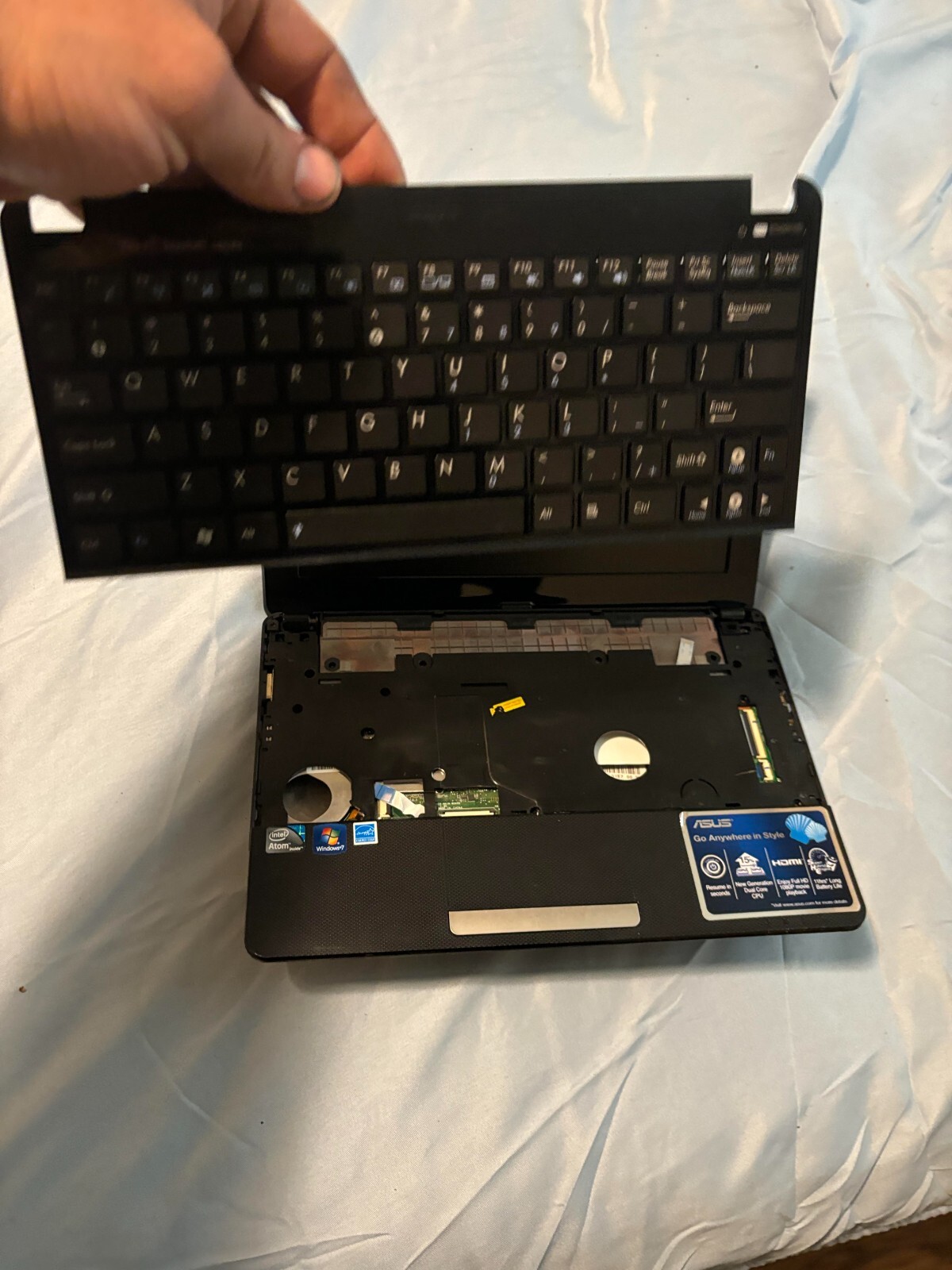 ASUS 10in. (160GB, Intel Atom, 1.6GHz, 1GB) No screws W/charger