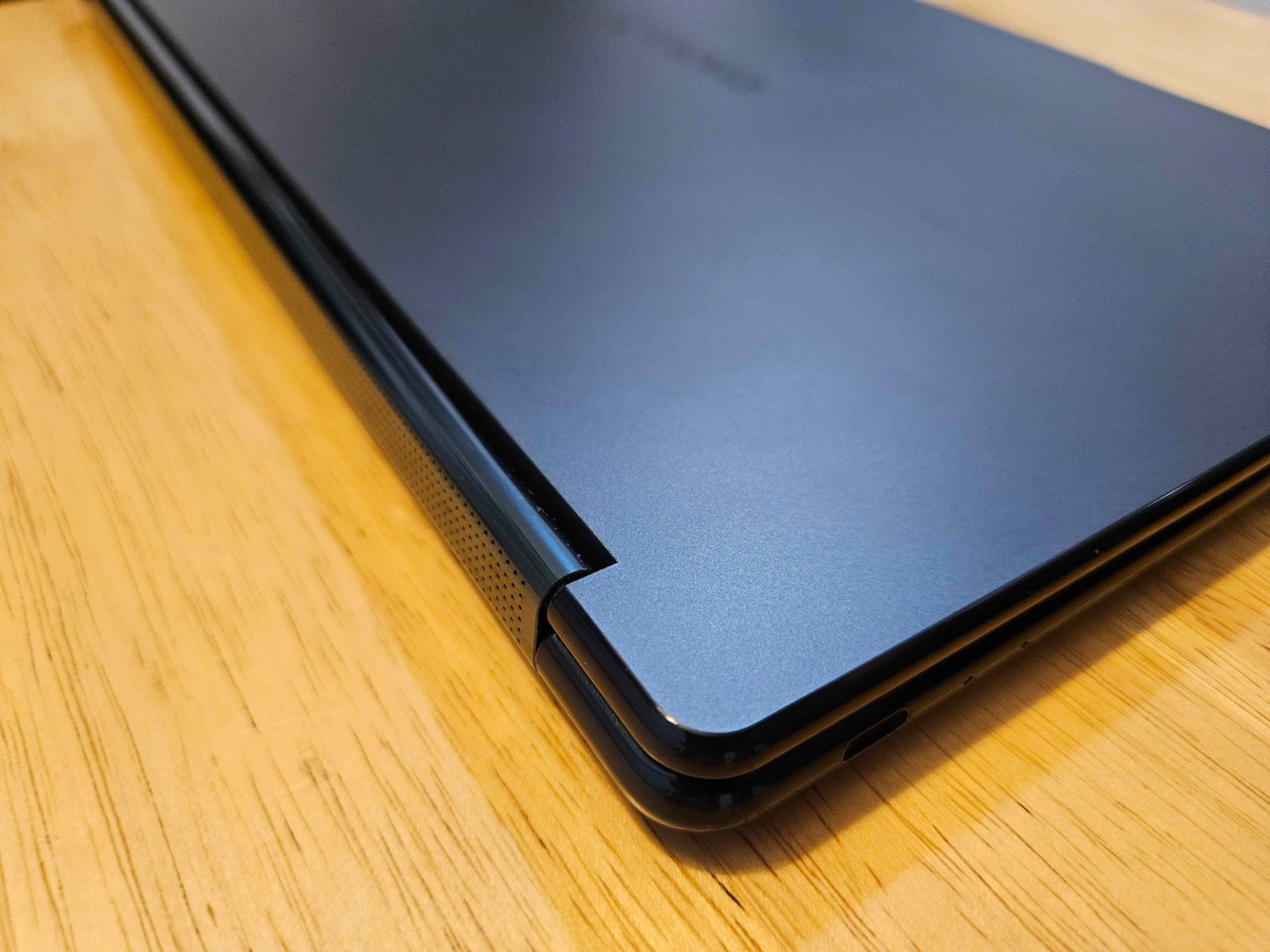 Lenovo Yoga Book 9i 14″ Dual OLED Touch 3K Ultra 7 255H 16GB RAM 1TB SSD Laptop