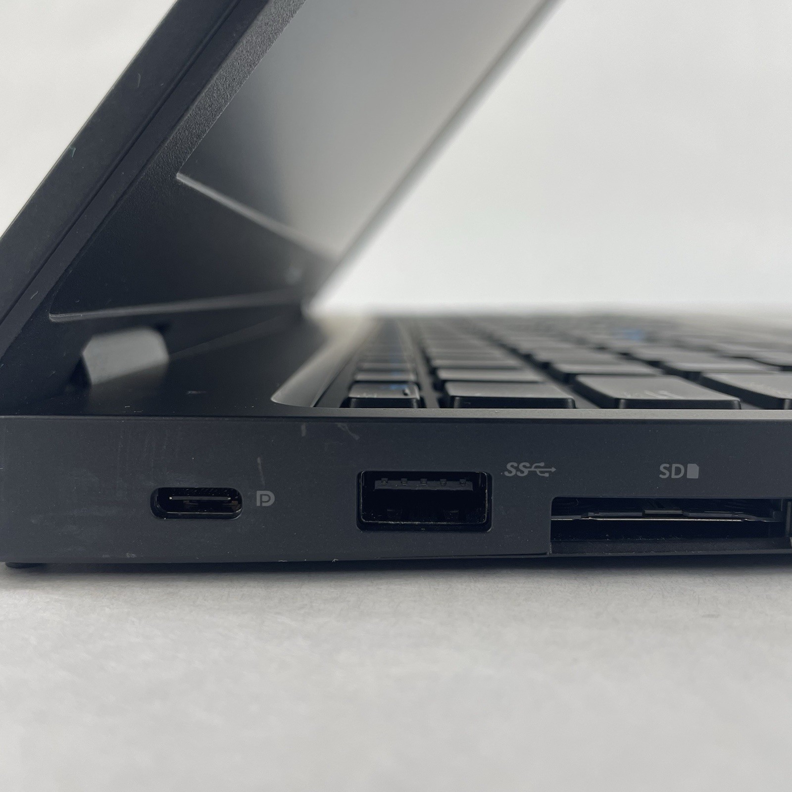 Dell Latitude 5580 15.6″ i5-7300U 2.60 GHz 8 GB RAM No SSD No OS
