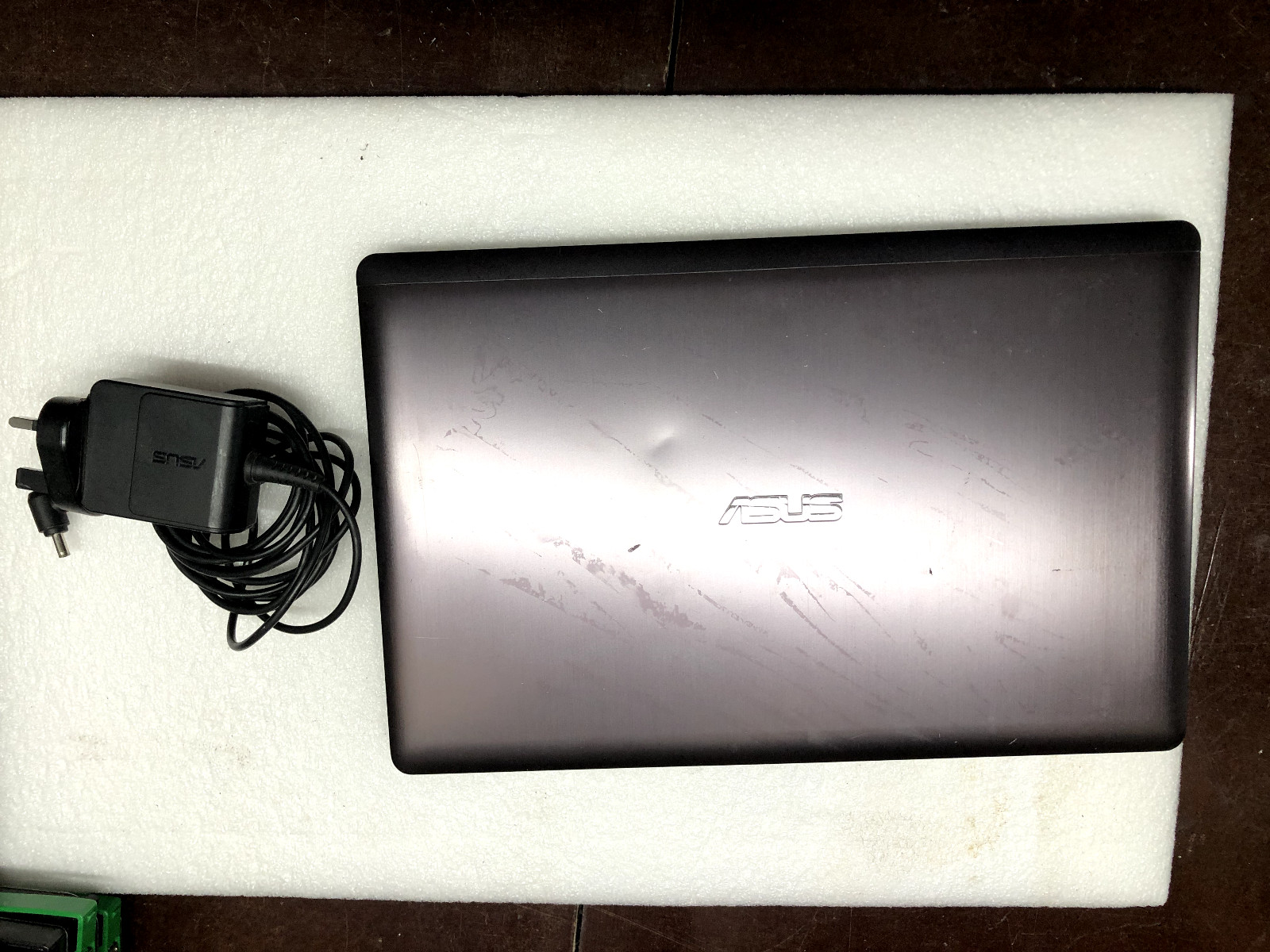 Netbook Asus S200E-CT157H for parts ONLY. Screen, battery, Keyboard, Motherboard