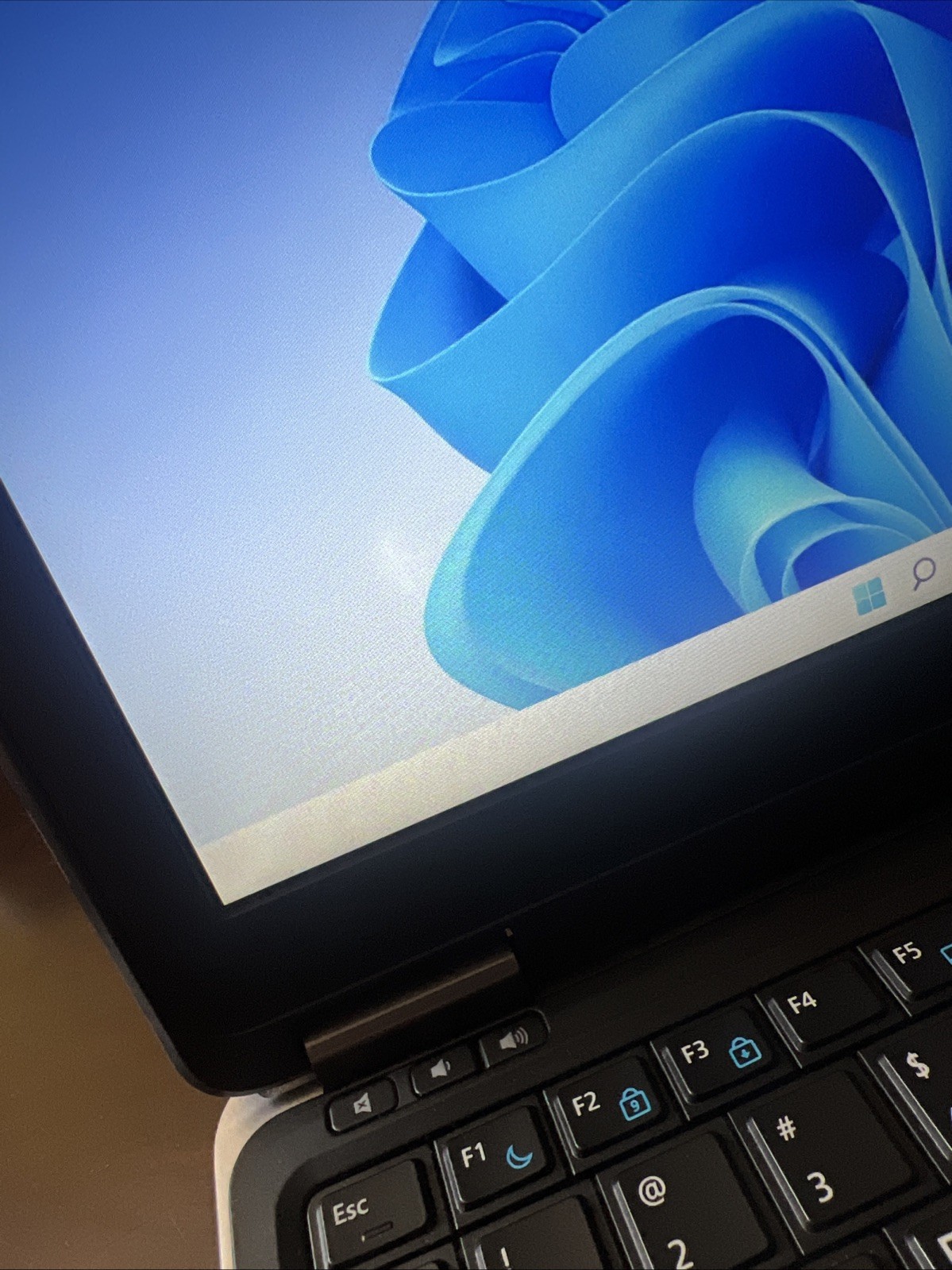 Dell Latitude E7240 Laptop Intel Core i7 2.10GHz 8GB Ram 250 GB HD