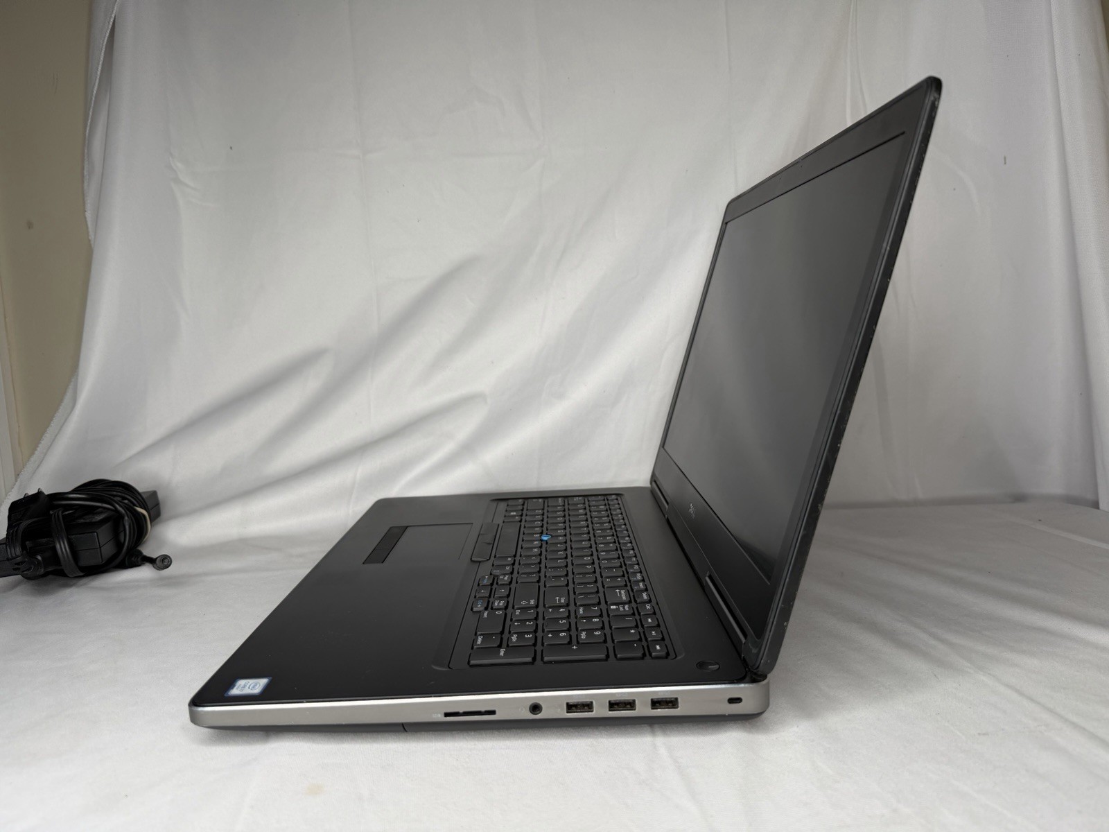 Dell Precision 7720 17” i7-6920HQ 16GB RAM 256GB NVMe SSD Radeon M5100 Win11Pro