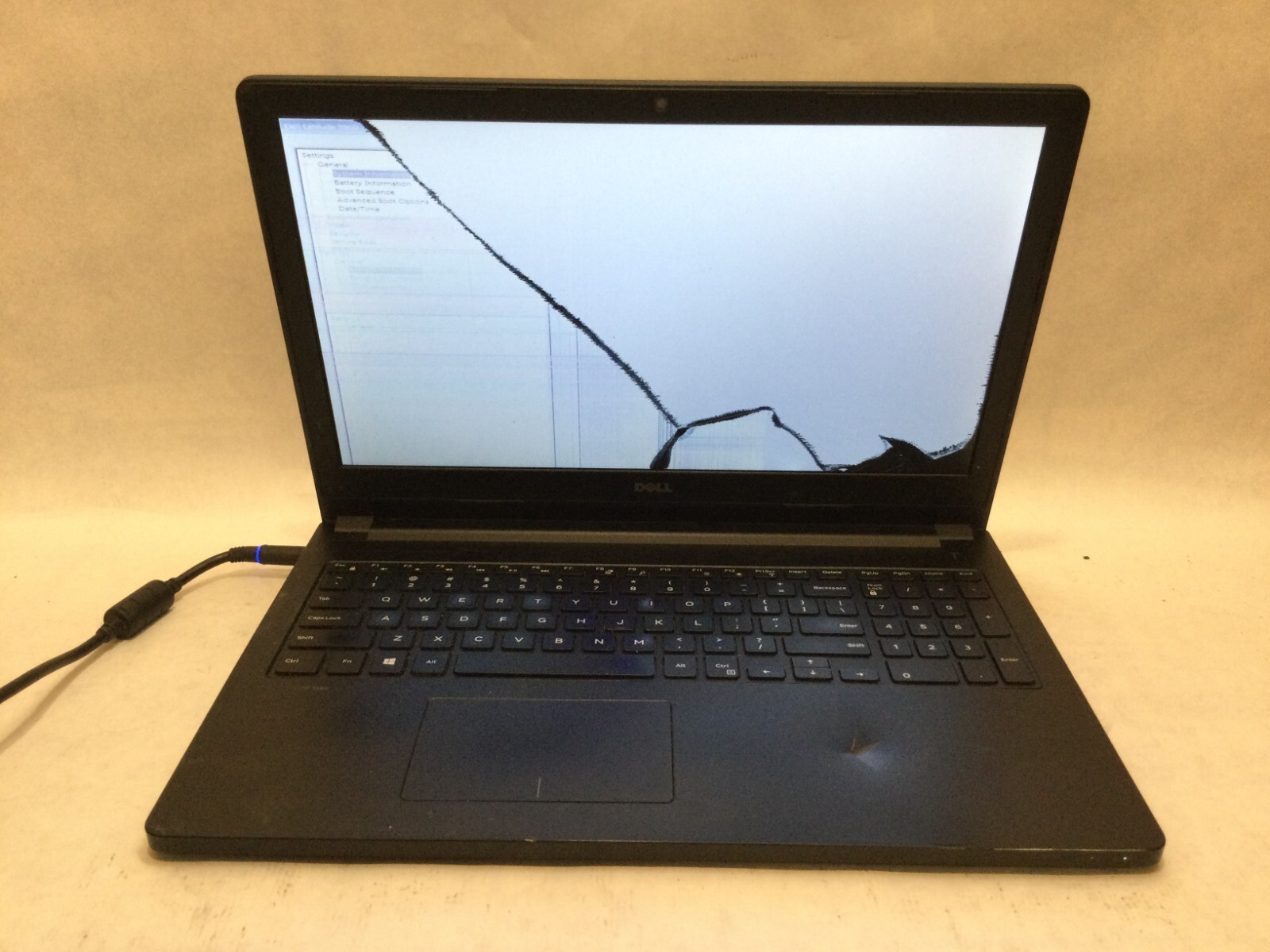 Dell Latitude 3560 15.6″ / Intel Core i5-5200U @ 2.20GHz / (CRACKED!) MR