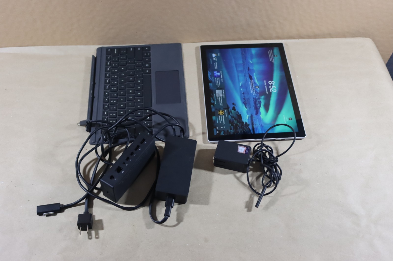 Microsoft Surface Pro 5 i5-7300U 8GB RAM 256GB Wi-Fi + Cellular / LTE