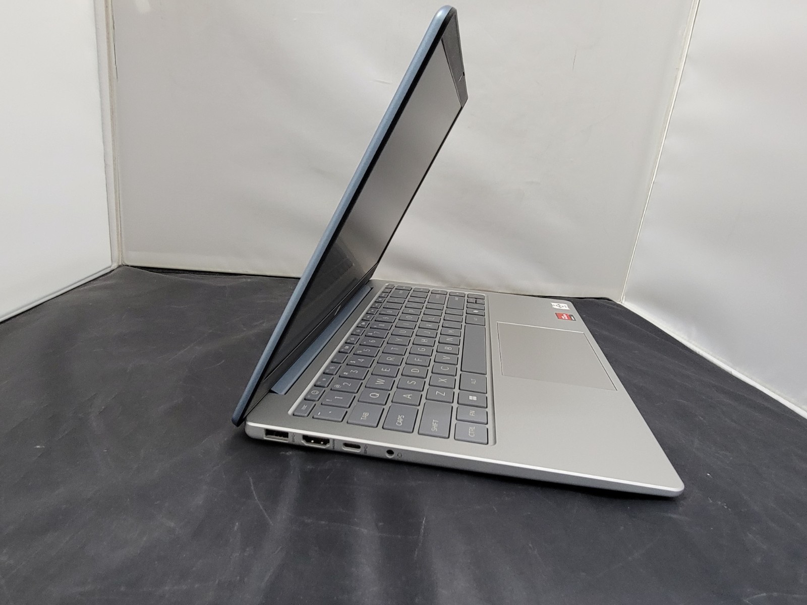 HP 14-em0002wm 14″ HD Athlon 7120 AMD Radeon 4/128GB win 11 pro