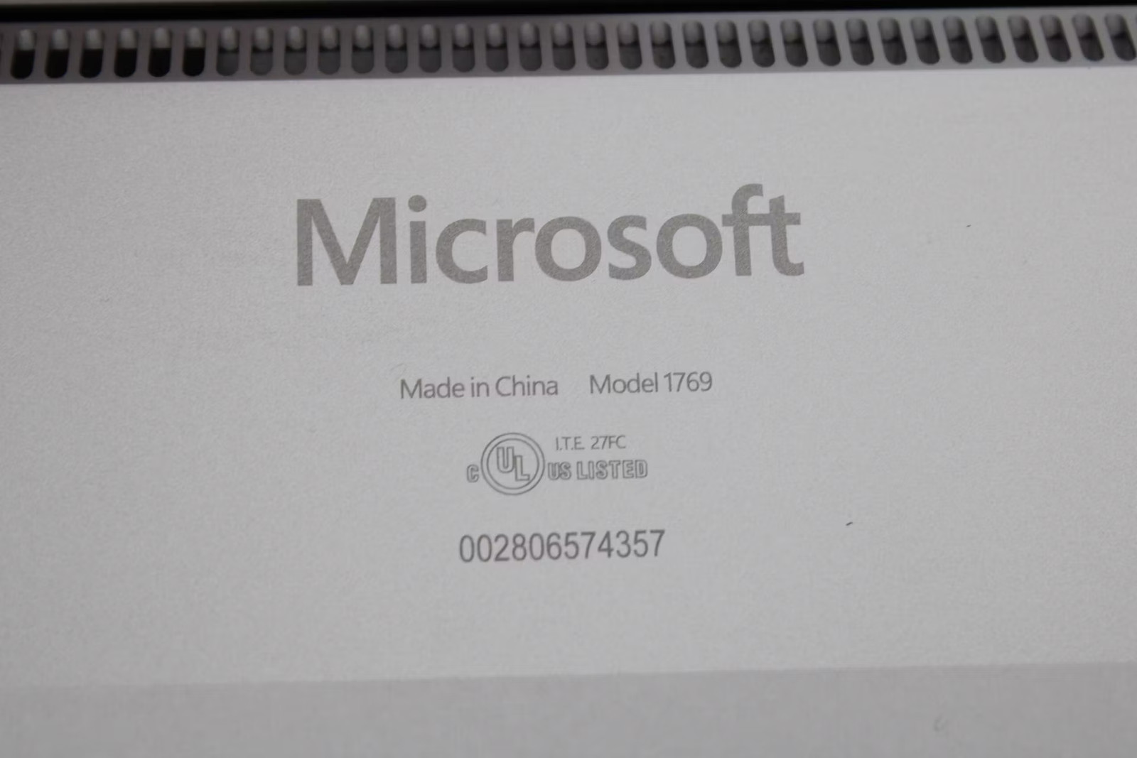 Microsoft Surface Laptop Used 13.5″ i7-7660U, 256GB NVMe, 8GB RAM