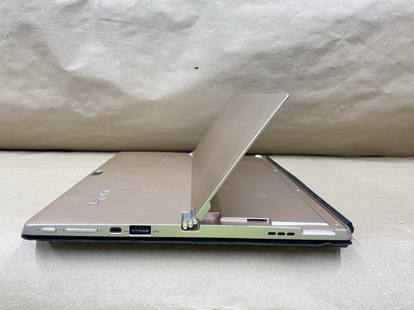 Lenovo 80QL – 12″ 2160*1440 – m5-6Y54 – 4GB – 128GB SSD – Win 10 Pro