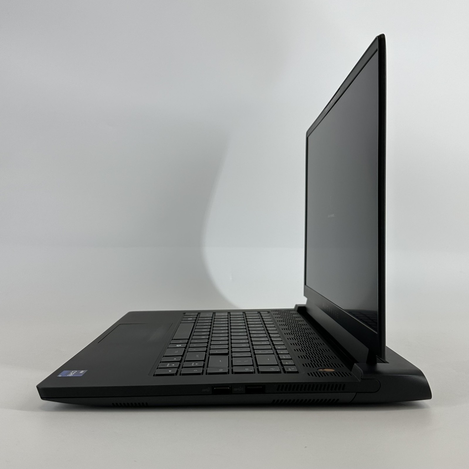 Dell Alienware m15 R7 240Hz 2K 2.5GHz i9-12900H 32GB 1TB SSD RTX 3080 WHITE SPOT