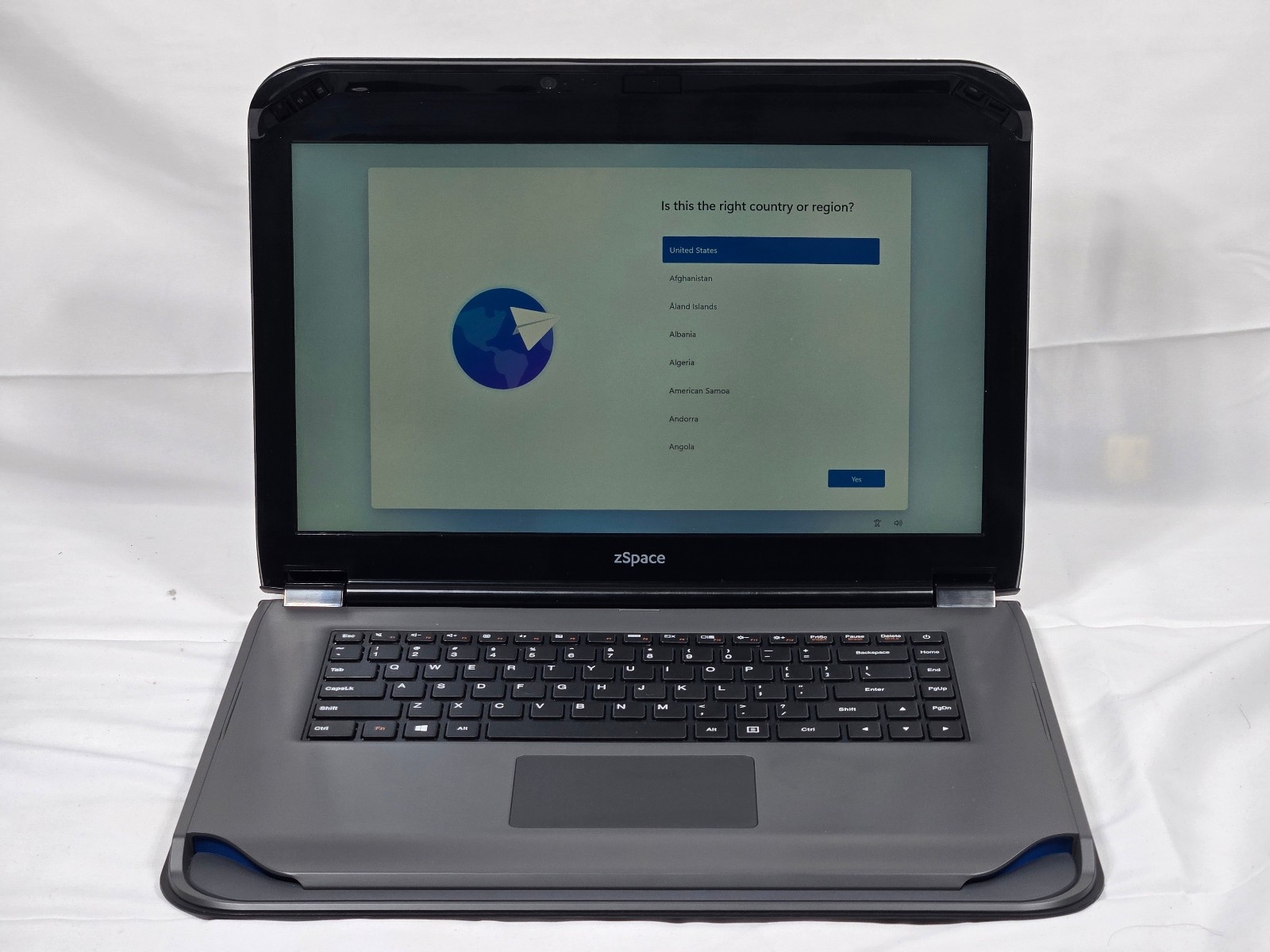 zSpace Original Edition W1847 15.6″ LCD A9-9420 CPU 8GB RAM 240GB SSD Windows 11