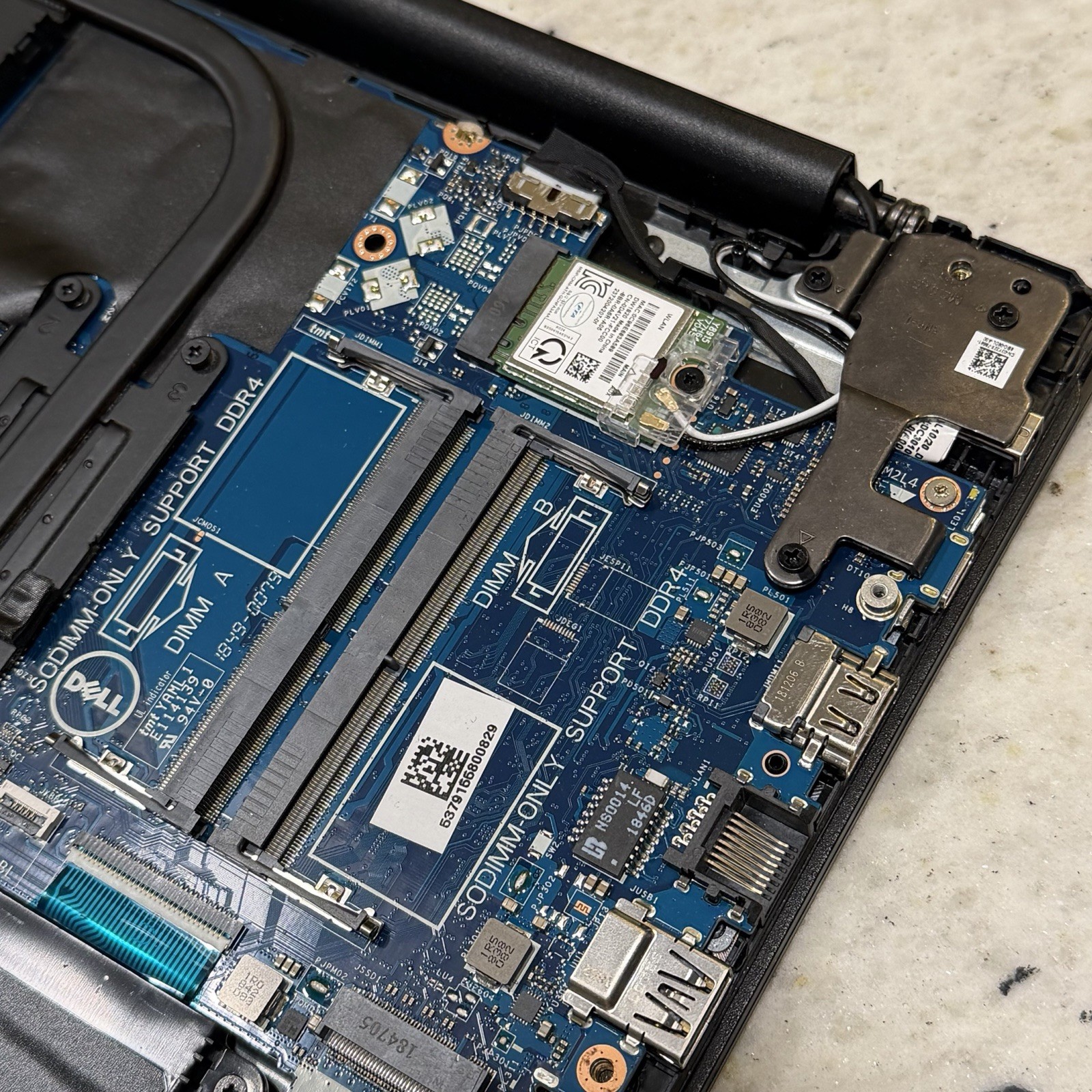 Dell Latitude 3590 i5-8250U 1.6GHz No RAM/No HDD Tested To Bios Cracked Case