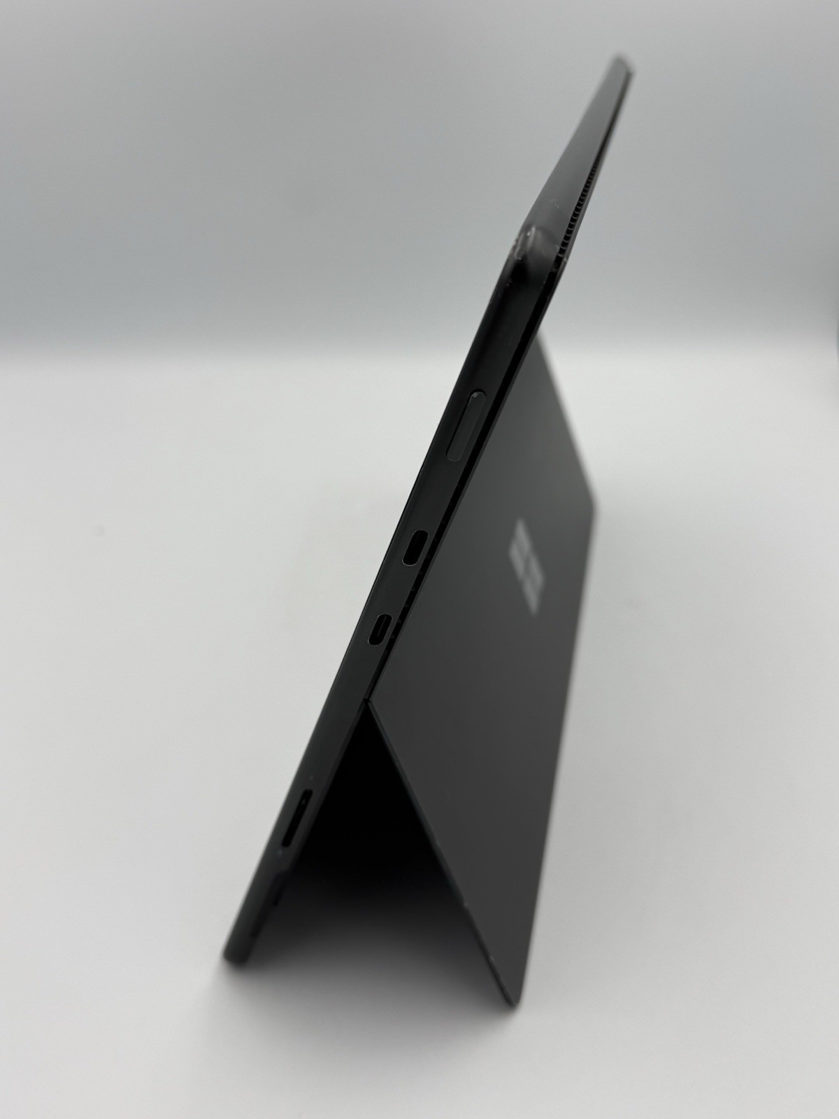 Microsoft Surface Pro 8 13” – i5 11th Gen | 8GB RAM | 256GB SSD (READ DESC) 39C