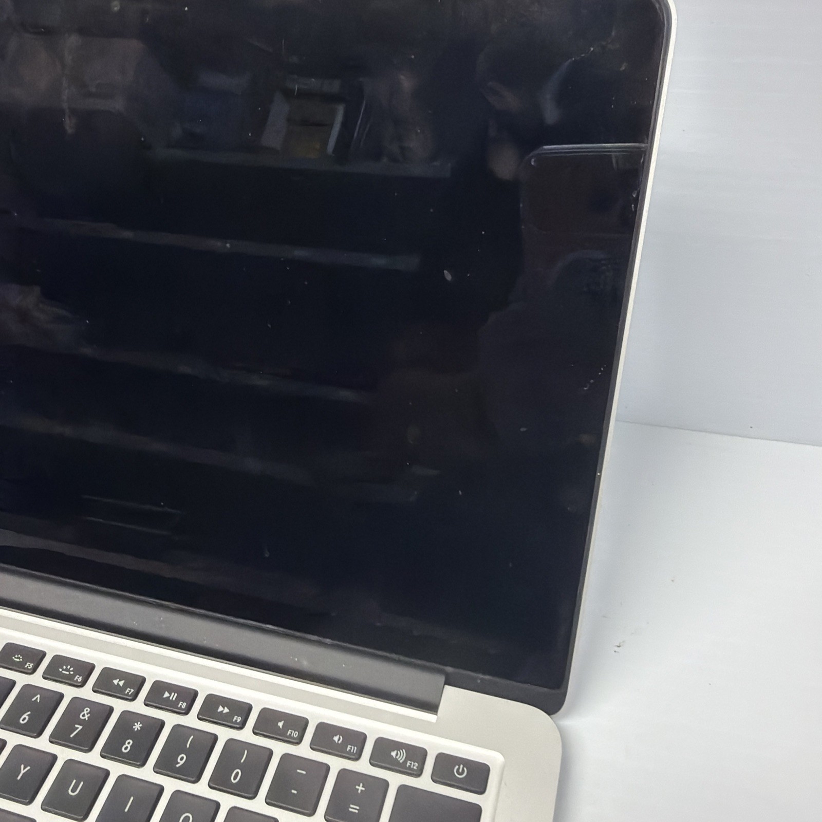 MacBook Pro 13″ A1502 EMC 2678 For Parts/Repair No SSD No Power