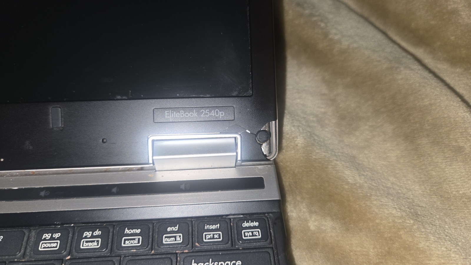 HP HP EliteBook 2540p (XT932UT) i7 L 640 1GB No HD, ssd slot