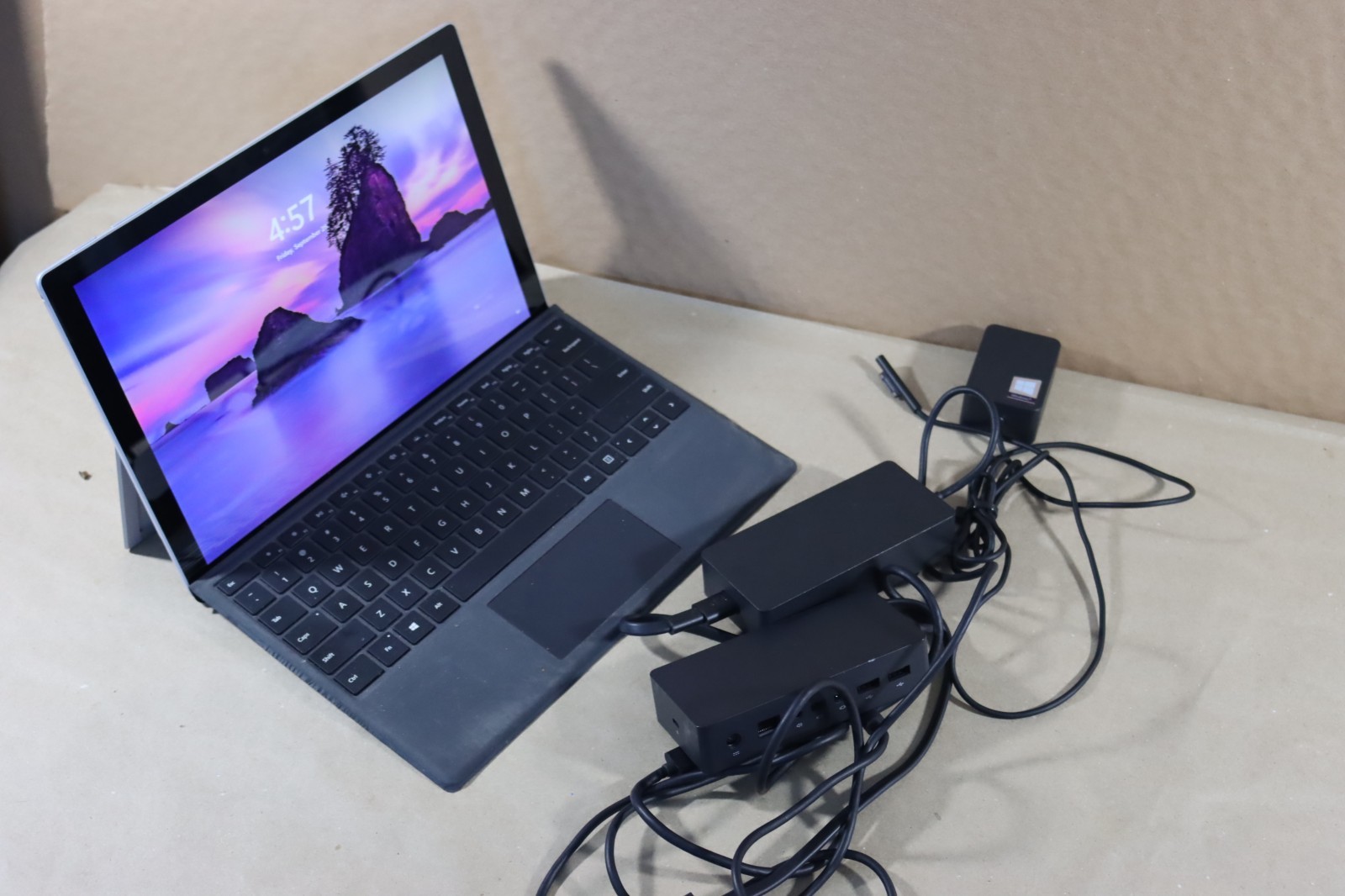 Microsoft Surface Pro 5 i5-7300U 8GB RAM 256GB Wi-Fi + LTE