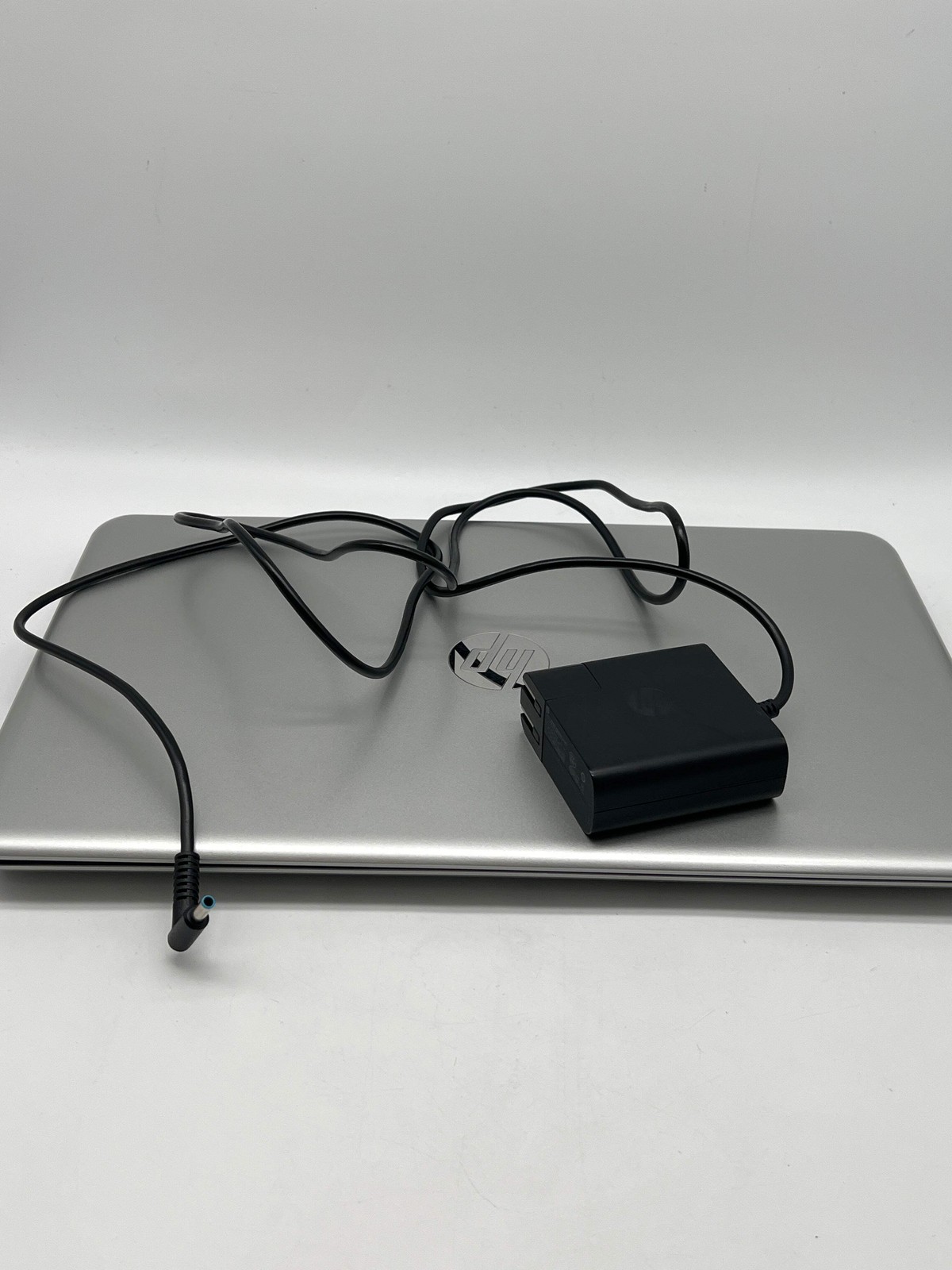 HP Pavilion 15-aw053nr AMD A12-9700P 8GB RAM 1TB HDD – For Parts (Read)