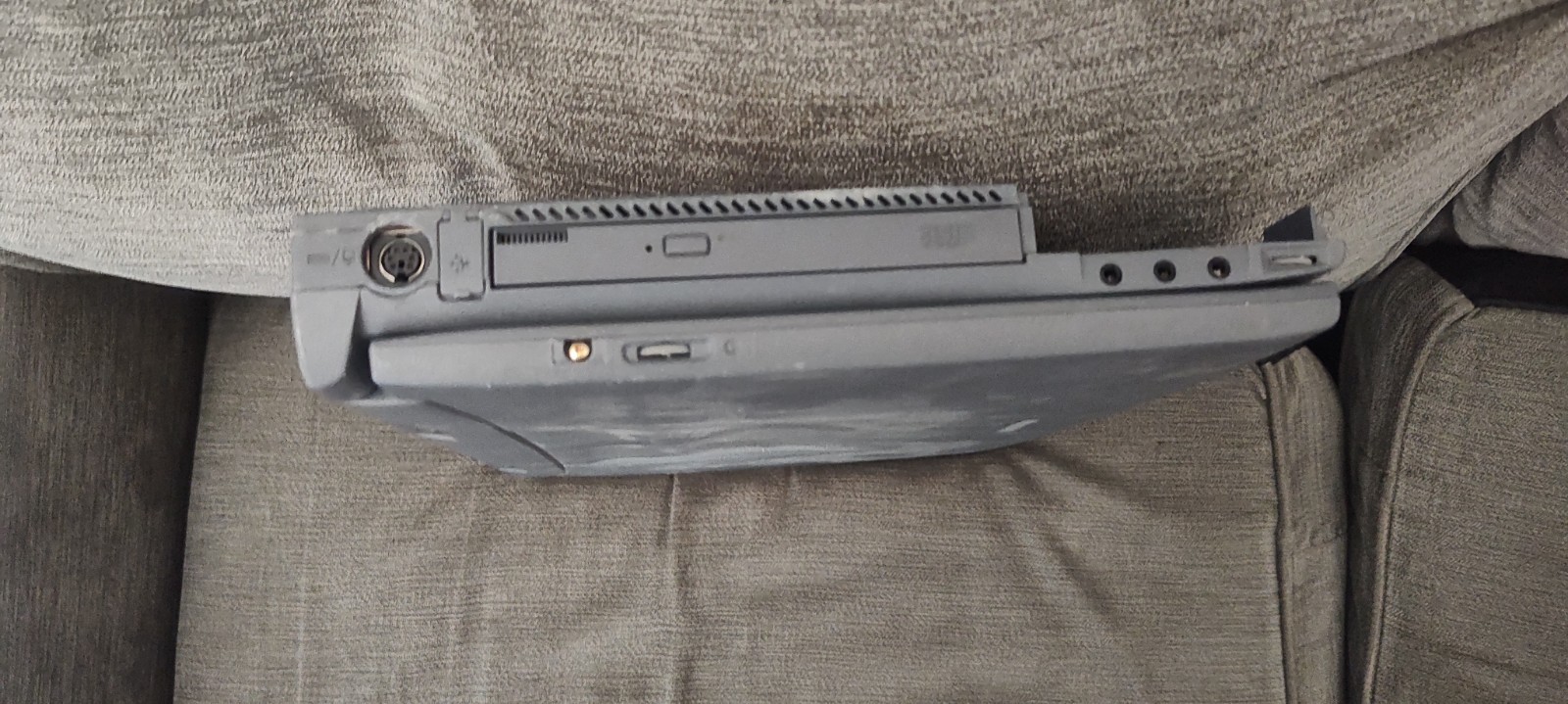 Toshiba Satellite 1555CDS Pentium 233MHz 32MB 3GB Win98 12in BROKEN, FOR PARTS
