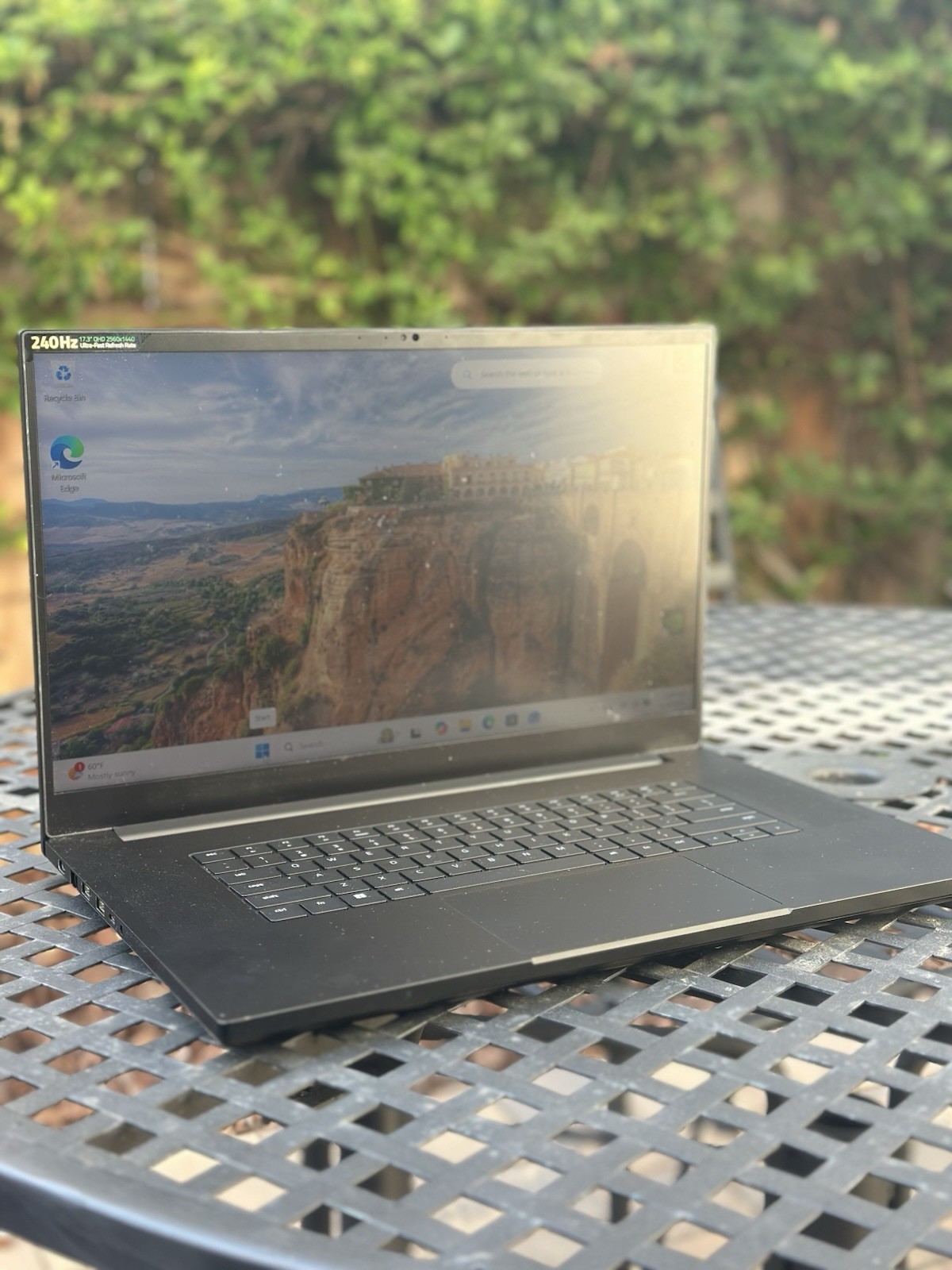 Razer Blade 17 (2022) – Intel i7-12800H / RTX 3080 / 16GB RAM / 1TB SSD / 240Hz