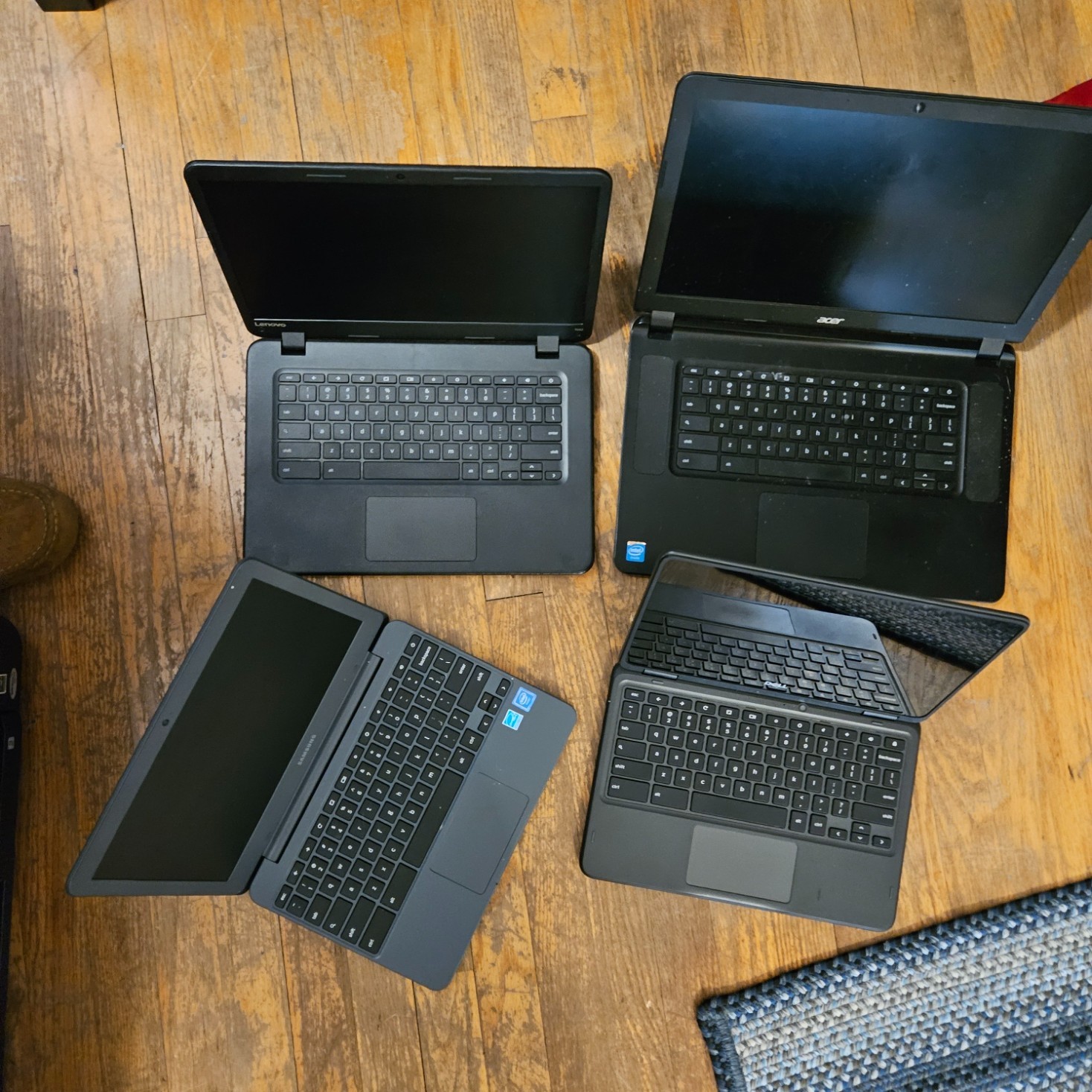 Mixed Lot 4 Chromebook Laptops Used / For parts (Description)