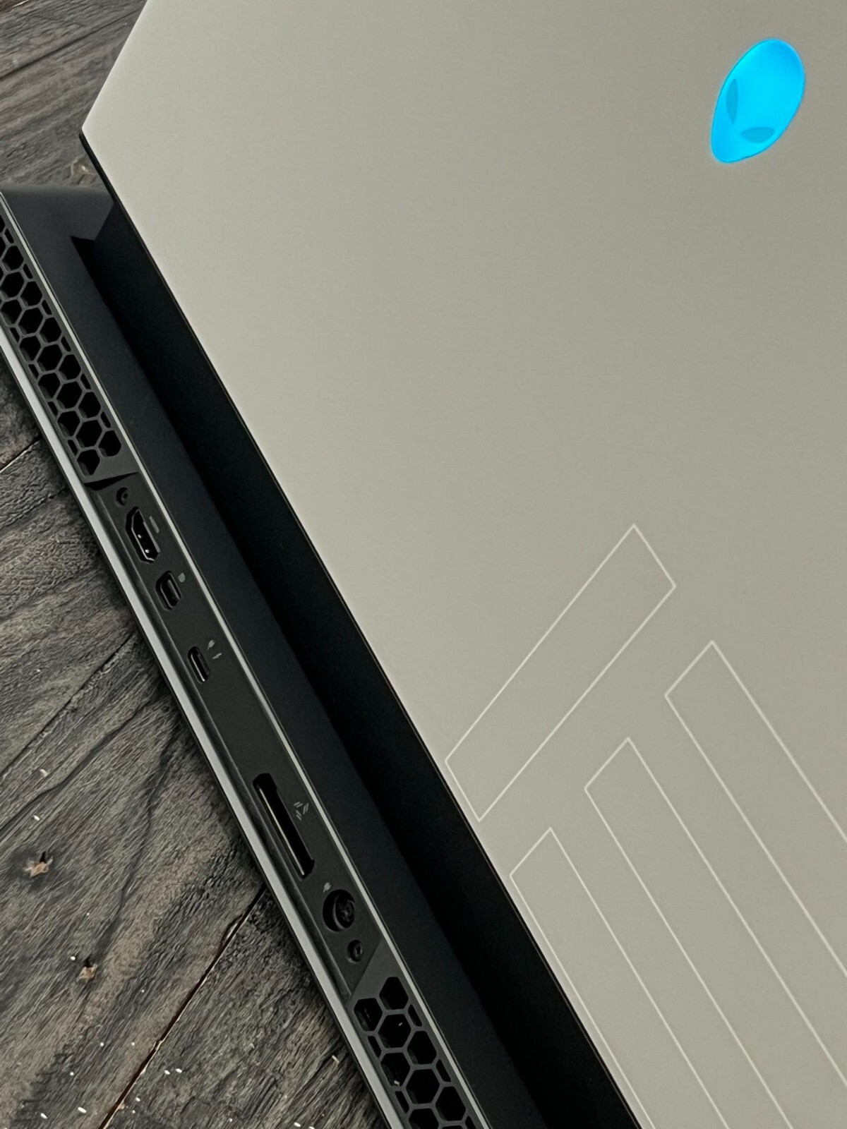 Alienware M15 R4 (Core i7-10870H 2.2GHz, RTX 3080, 300Hz, 1TB SSD, 32GB RAM)