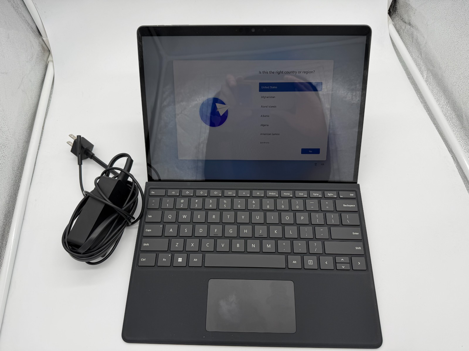 Black Microsoft Surface Pro 9 2038 12th Gen i5 16GB 256GB w/ MS Keyboard W11 Pro