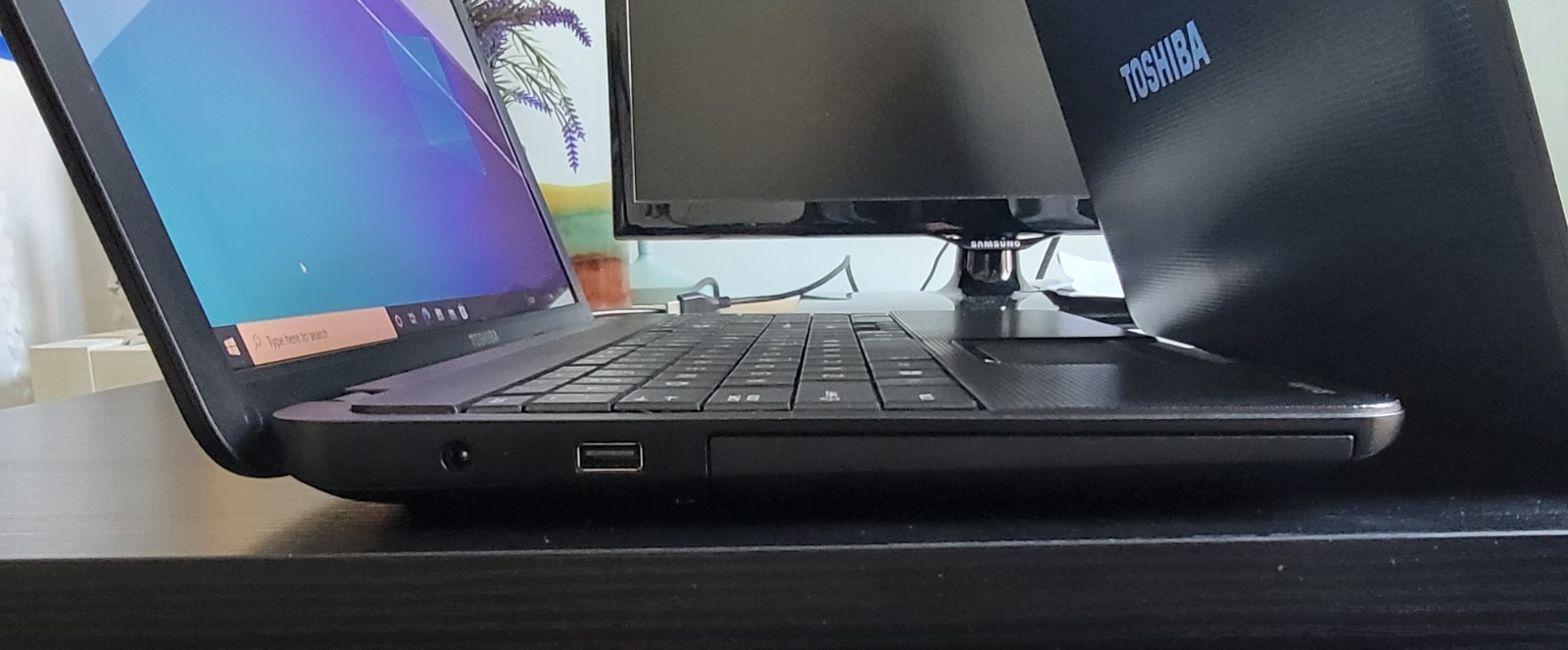 2x Toshiba Satellite C855D Laptop AMD E2-1800 1.7 GHz 8GB RAM 500/300 GB Win 10