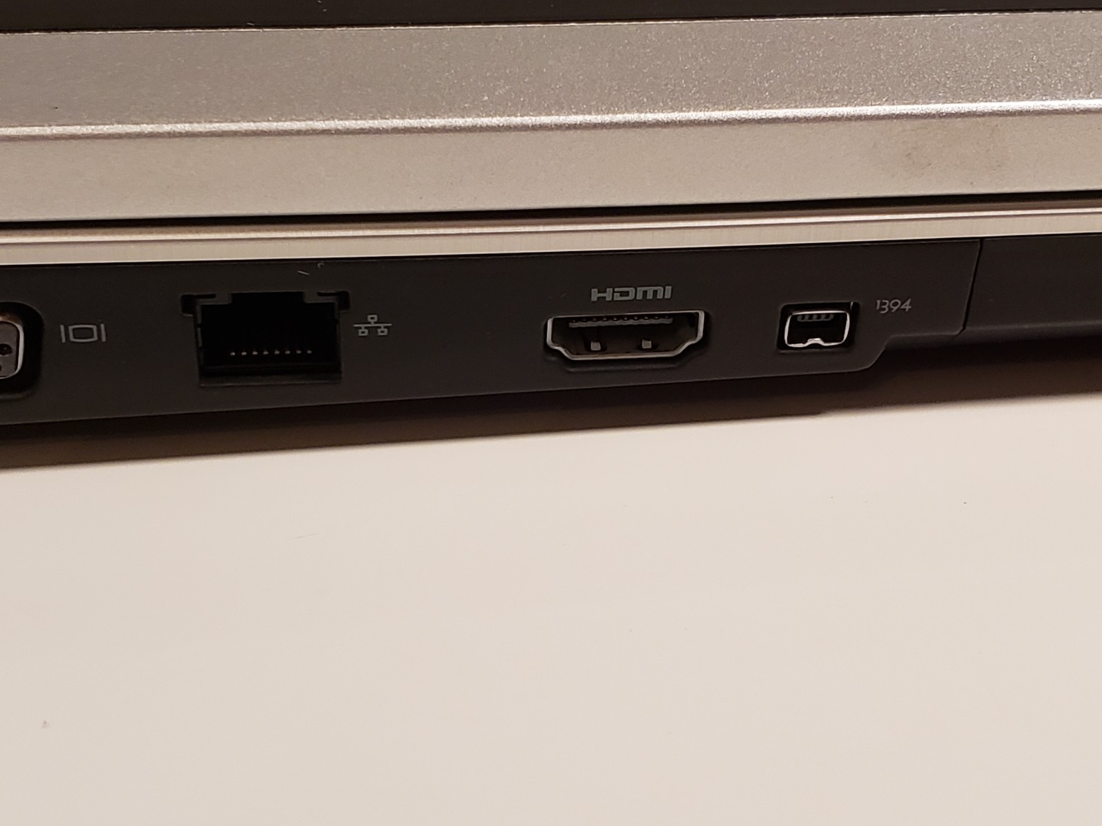 Dell XPS M1530 Notebook 4GB RAM, 250GB SSD, Slot DVD-RW w/AC Adapter & Case