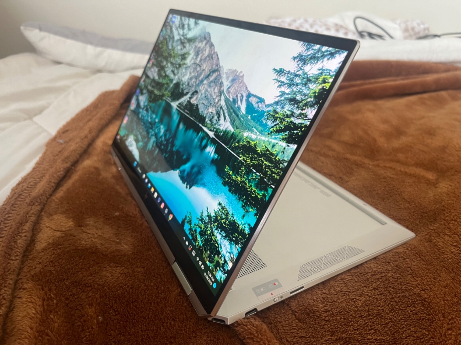HP Spectre x360 (256GB SSD, Intel Core i5 1035G4, 1.10 GHz, 8GB) Laptop – Silver
