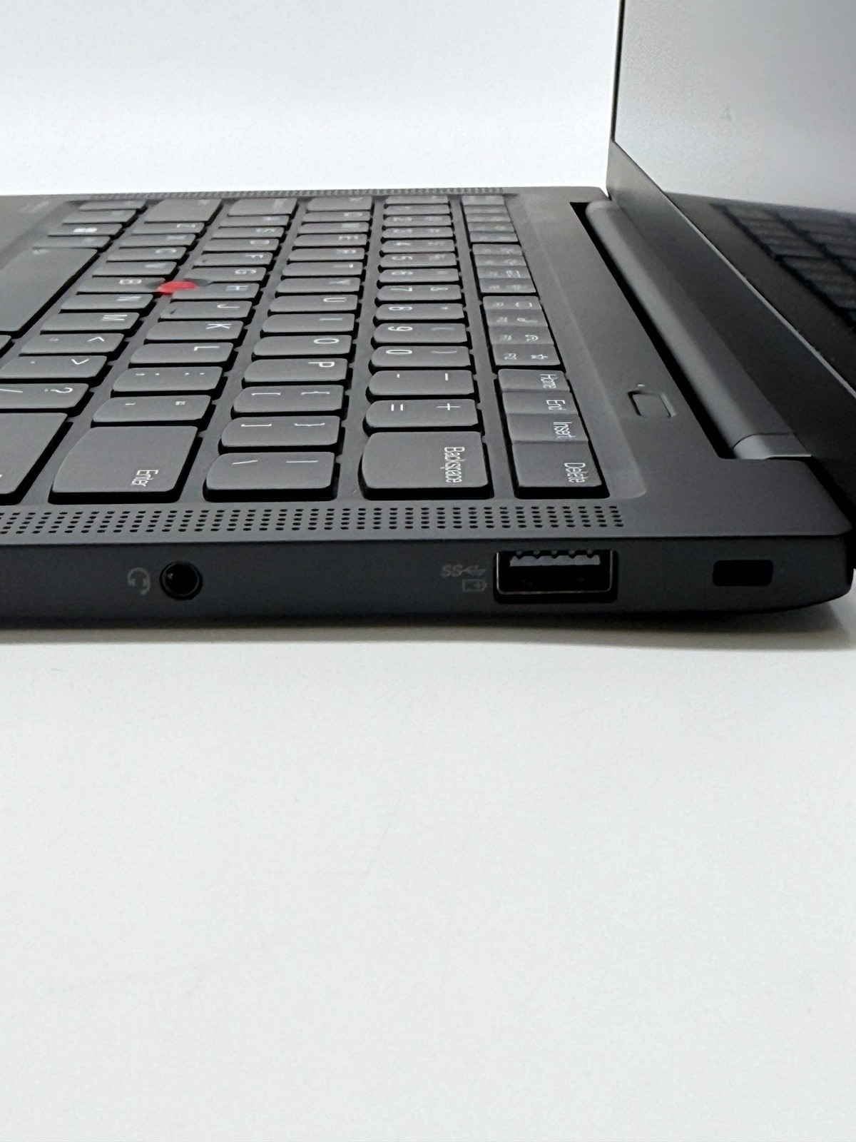 Lenovo ThinkPad X1 Carbon Gen 9 14″ Core i7 16GB RAM 512GB Black w/ Charger