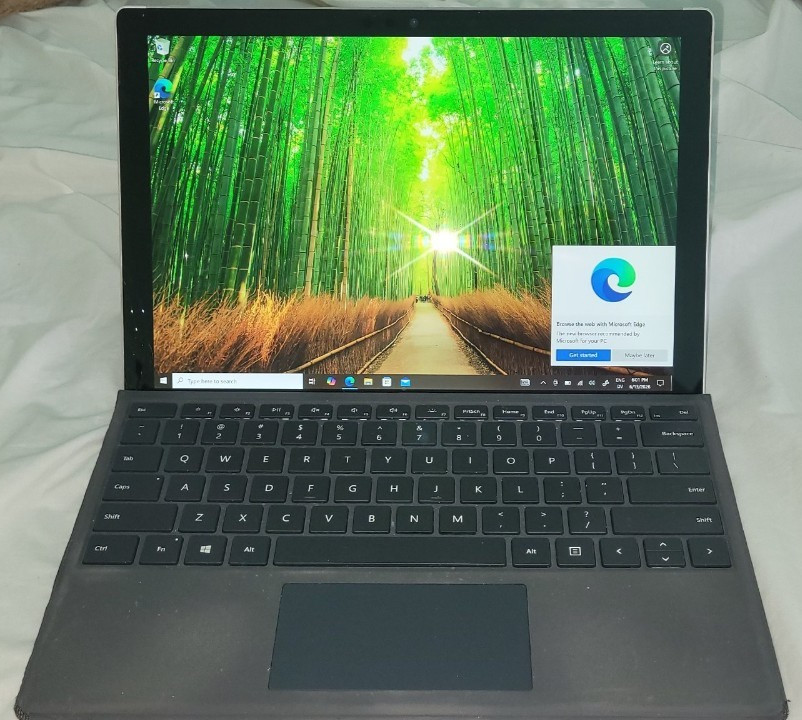 Microsoft Surface Pro 5 128gb (cracked screen on the side), 100% working