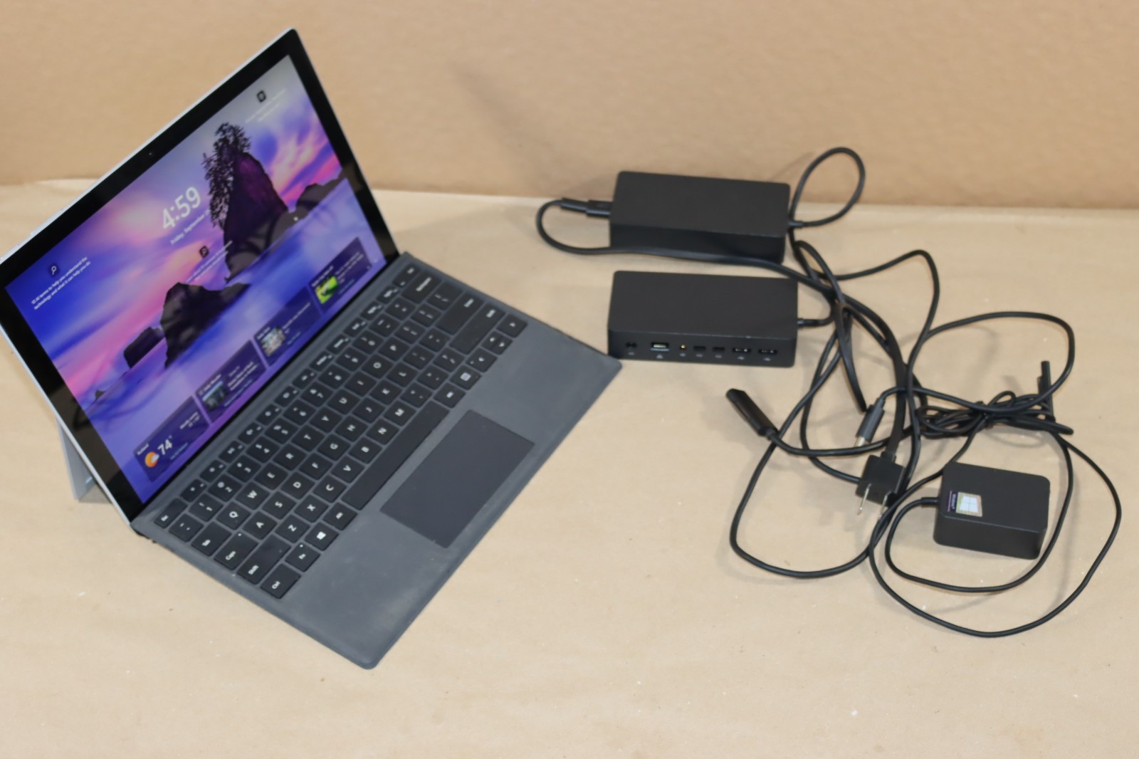Microsoft Surface Pro 5 i5-7300U 8GB RAM 256GB Wi-Fi + LTE