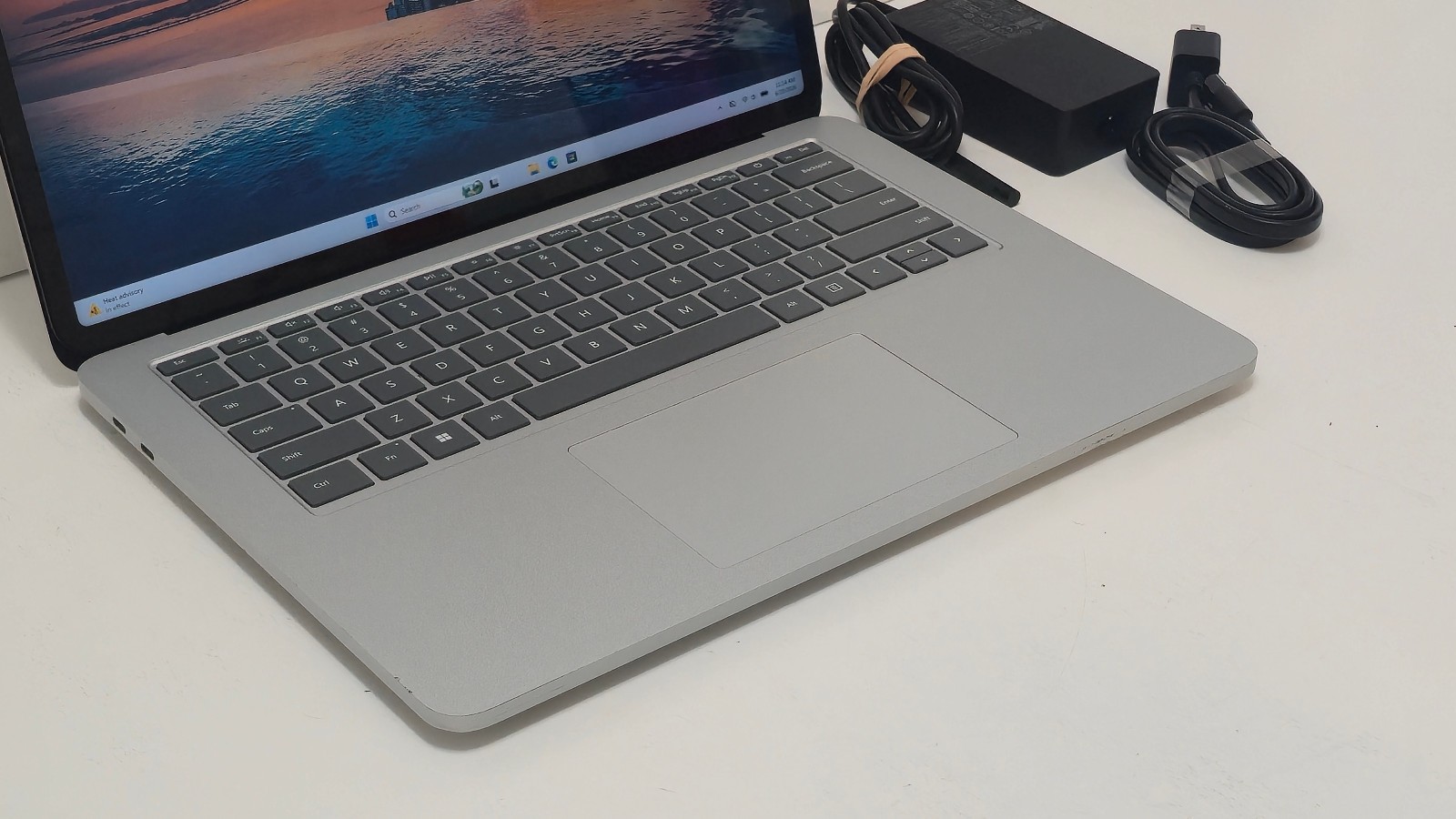 Surface Laptop Studio 1964 Core i7-11370H 32GB RAM 1TB SSD 14.4″ A2000 GPU 4 GB