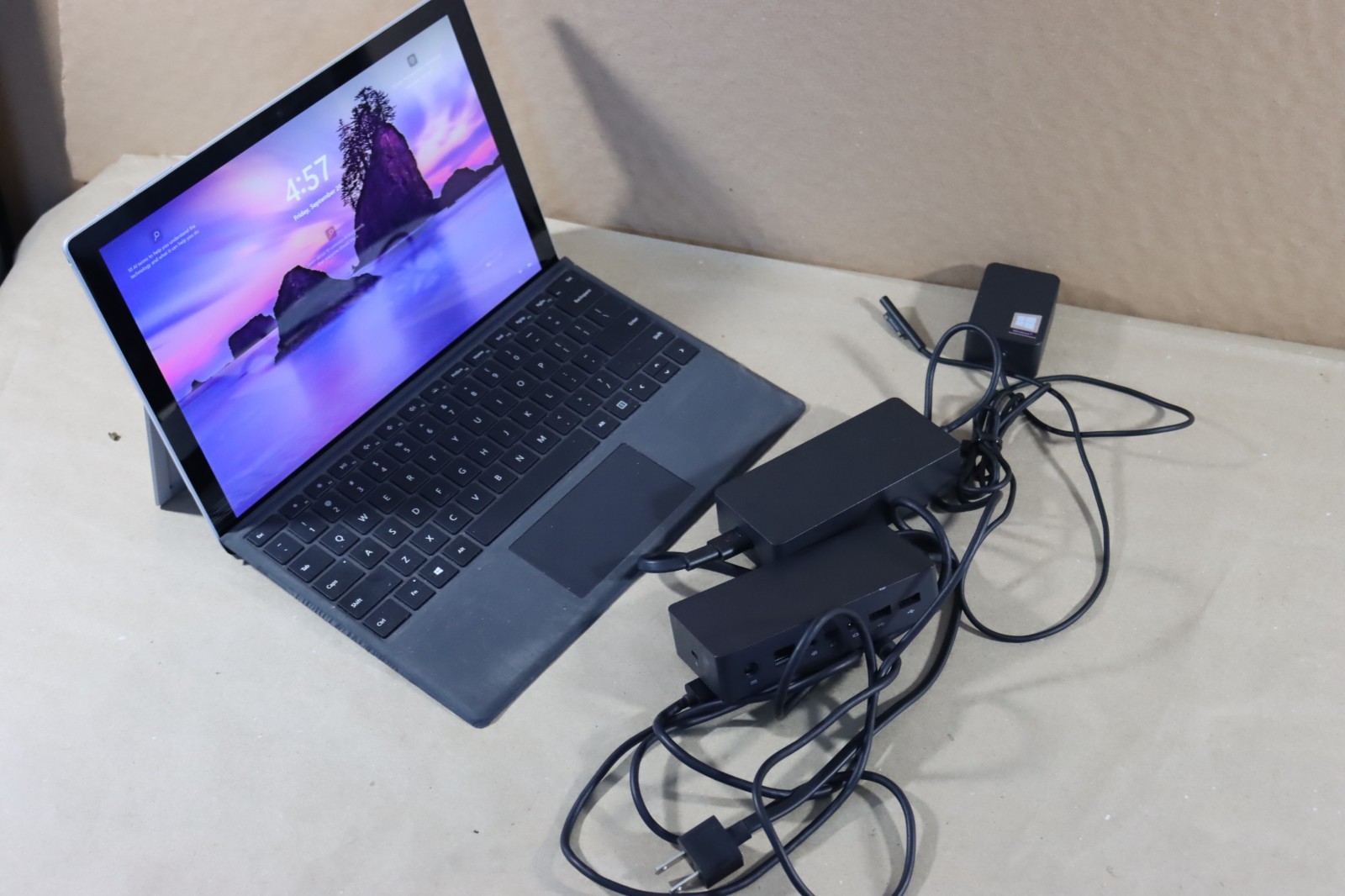 Microsoft Surface Pro 5 i5-7300U 8GB RAM 256GB Wi-Fi + LTE