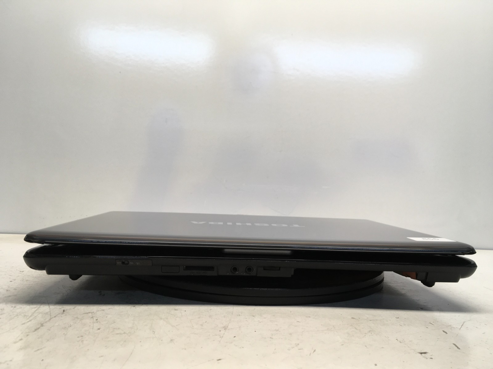 Toshiba Satellite P305-S8996E Intel Core 2 T6400 2GHz 4 GB NO HDD/Battery