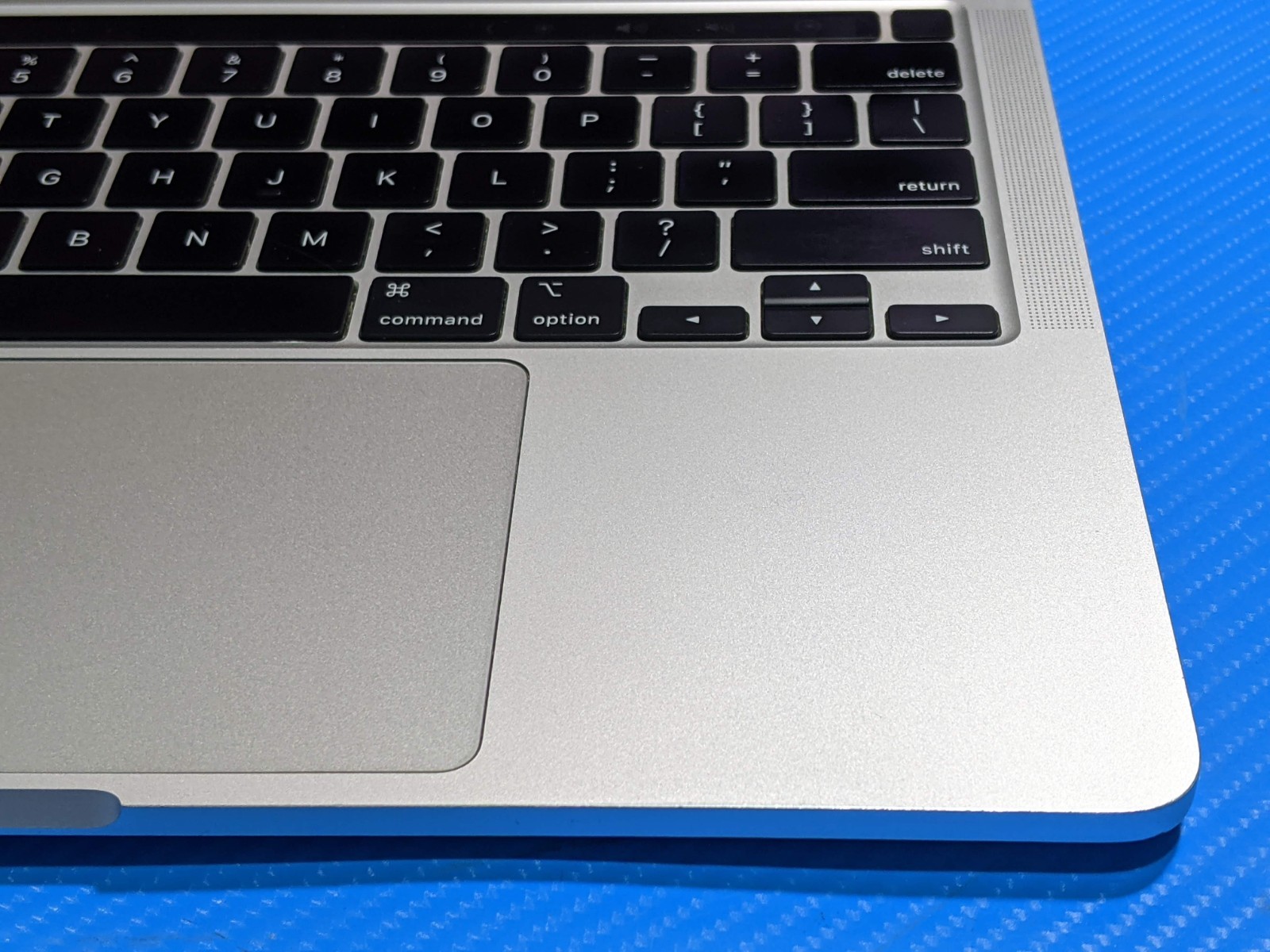 Apple MacBook Pro (2020) A2338 MYDA2LL/A 13.3″ M1 8CPU/8GPU 3.2GHz 8GB 256GB +PA