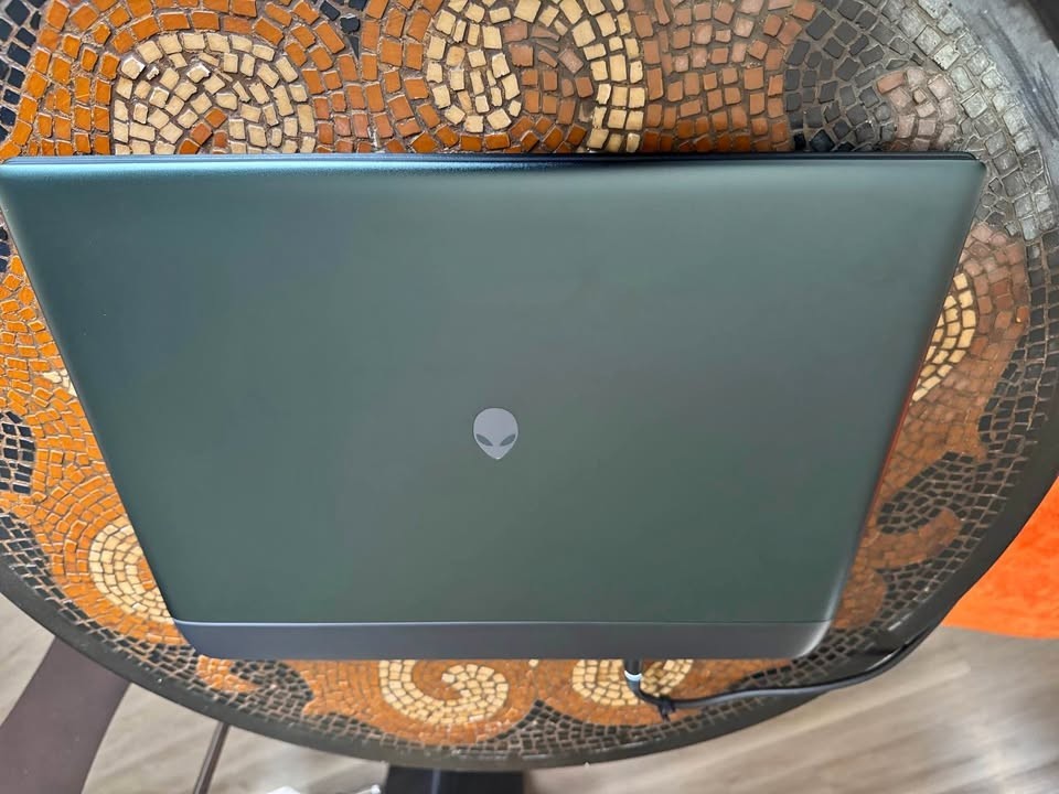 Alienware RTX 5070 Ti Ultra 9 32GB 2TB 18″ 300Hz Light Use Excellent Condition