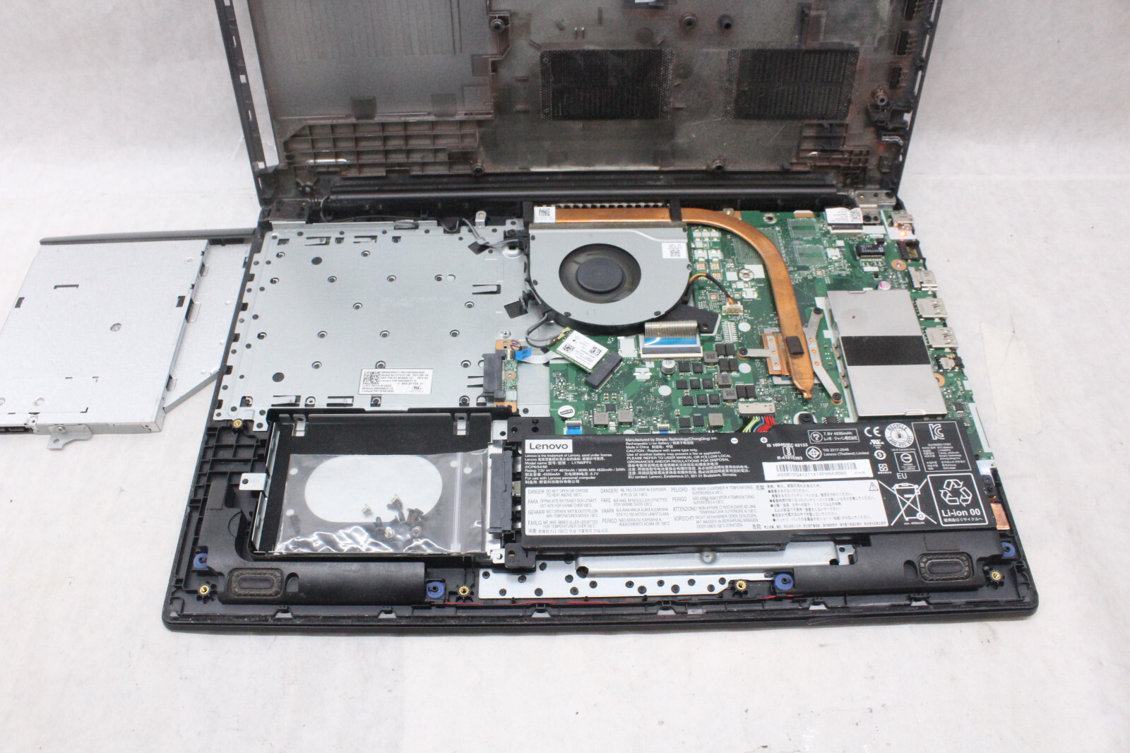 Lenovo Ideapad 330, AMD Ryzen 3 3200U, Radeon Vega 3, 8gb RAM, NO HDD, AS-IS