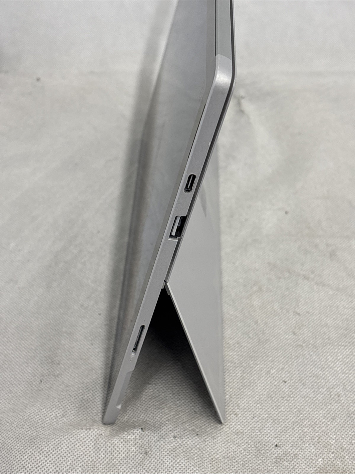 Microsoft Surface Pro 7 (1866) 12.3″ (256GB, Intel i5 10th, 16GB) – *LCD Spot*