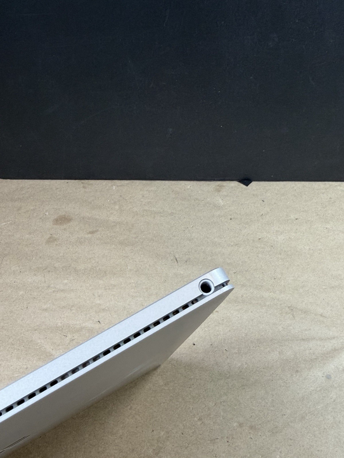 Microsoft Surface Book 2 1832 Monitor Only Works should beat the monitor