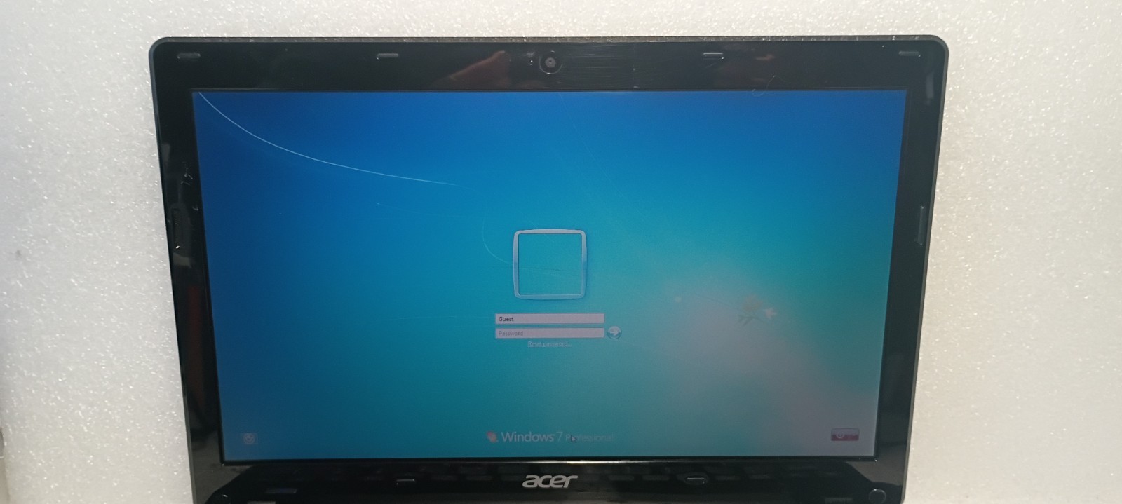 Acer Aspire V5-121- 11.6 Notebook AMD C70 @ 1.00GHz- Works bad Battery. no charg