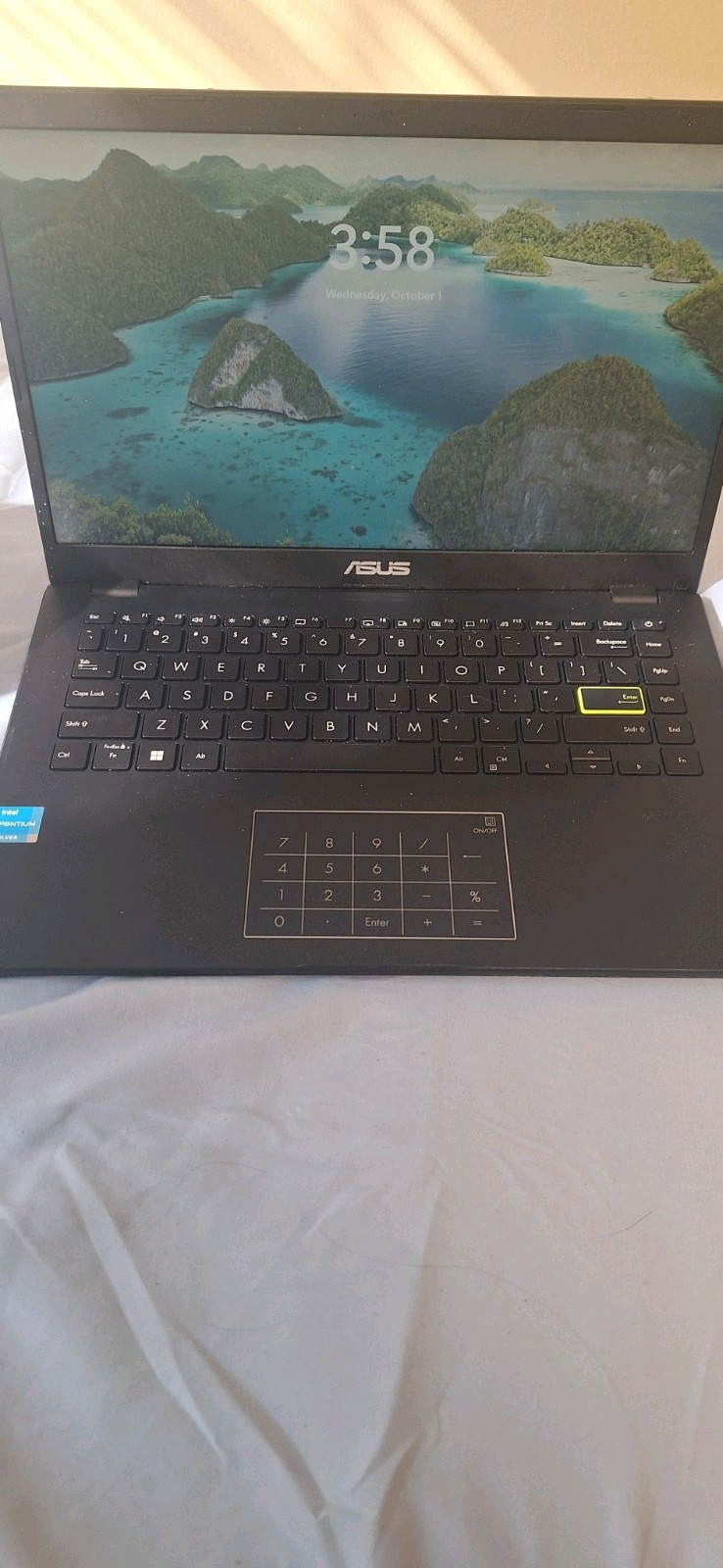 ASUS Vivobook Laptop E410K, Extremely Good Condition, with Original Charger