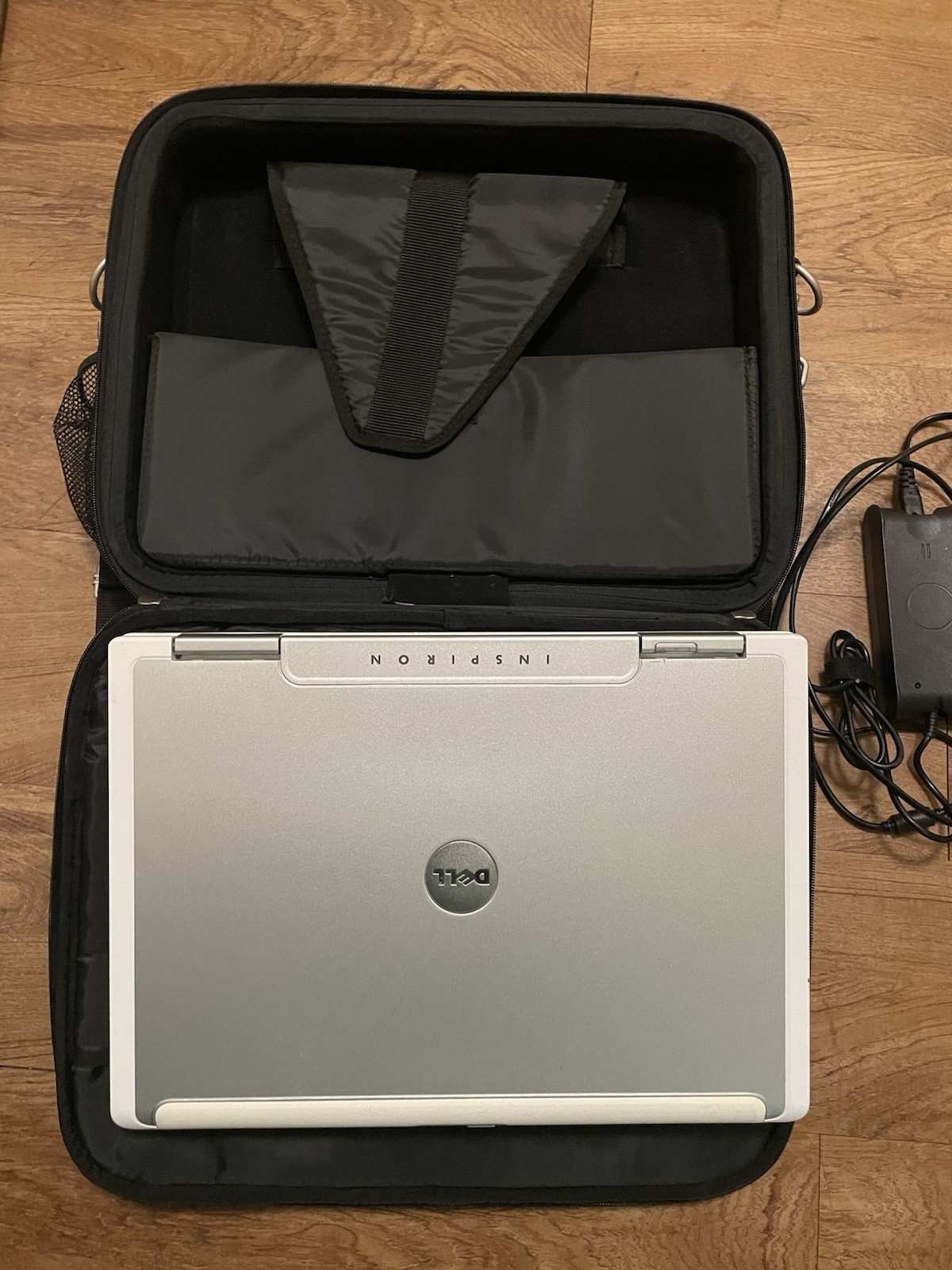 Dell Inspiron 9300 Laptop Linux 18″ PentiumM 1GB + Charger & CarryingCase Wi-Fi