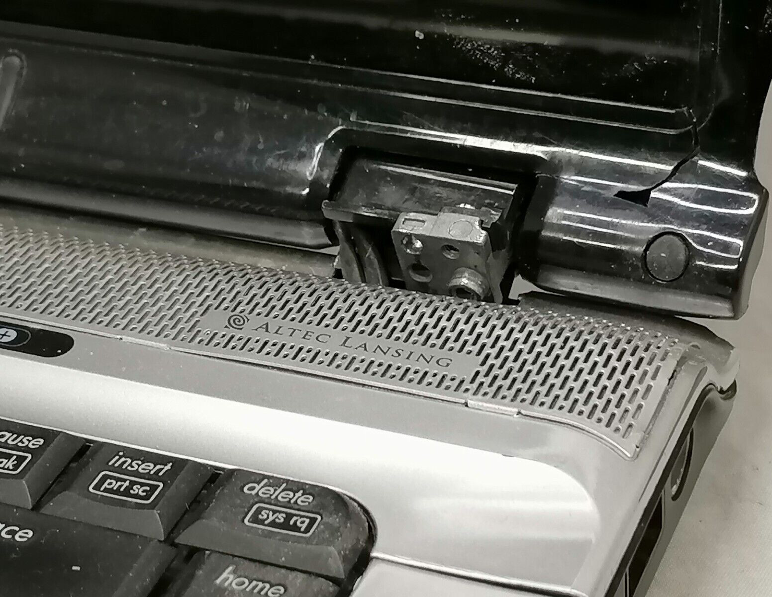FOR PARTS 15.4″ HP Pavilion DV6700 (Intel T5500/1.66 GHz/2 GB RAM/NO HDD)